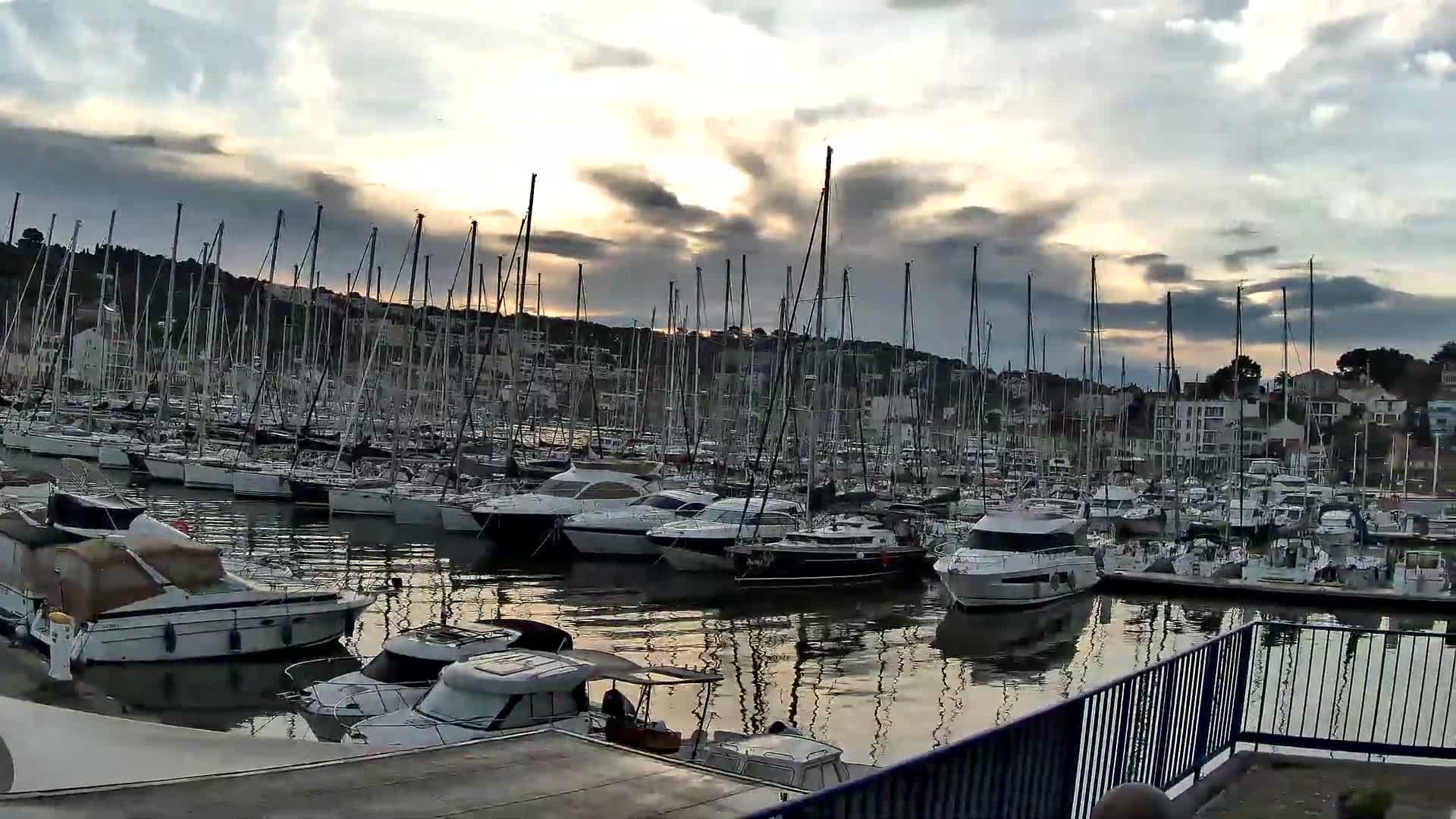 Port de plaisance de Saint-Mandrier-Sur-Mer & Plage de la Vieille/Plage du Canon Beach Live Cam - Toulon, Var, 	Provence-Alpes-Côte d’Azur, France