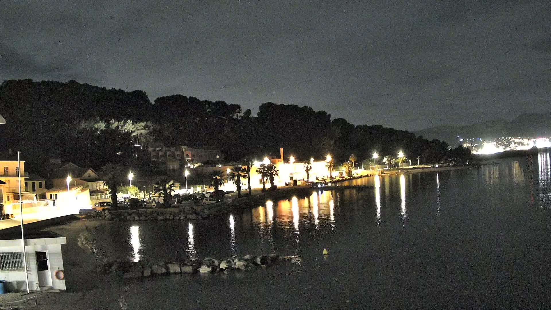 Port de plaisance de Saint-Mandrier-Sur-Mer & Plage de la Vieille/Plage du Canon Beach Live Cam - Toulon, Var, 	Provence-Alpes-Côte d’Azur, France