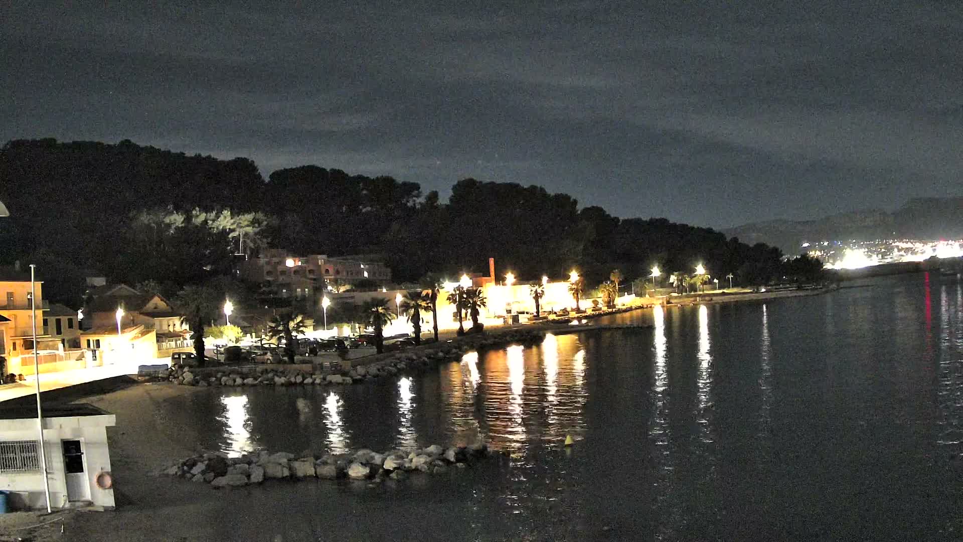 Port de plaisance de Saint-Mandrier-Sur-Mer & Plage de la Vieille/Plage du Canon Beach Live Cam - Toulon, Var, 	Provence-Alpes-Côte d’Azur, France