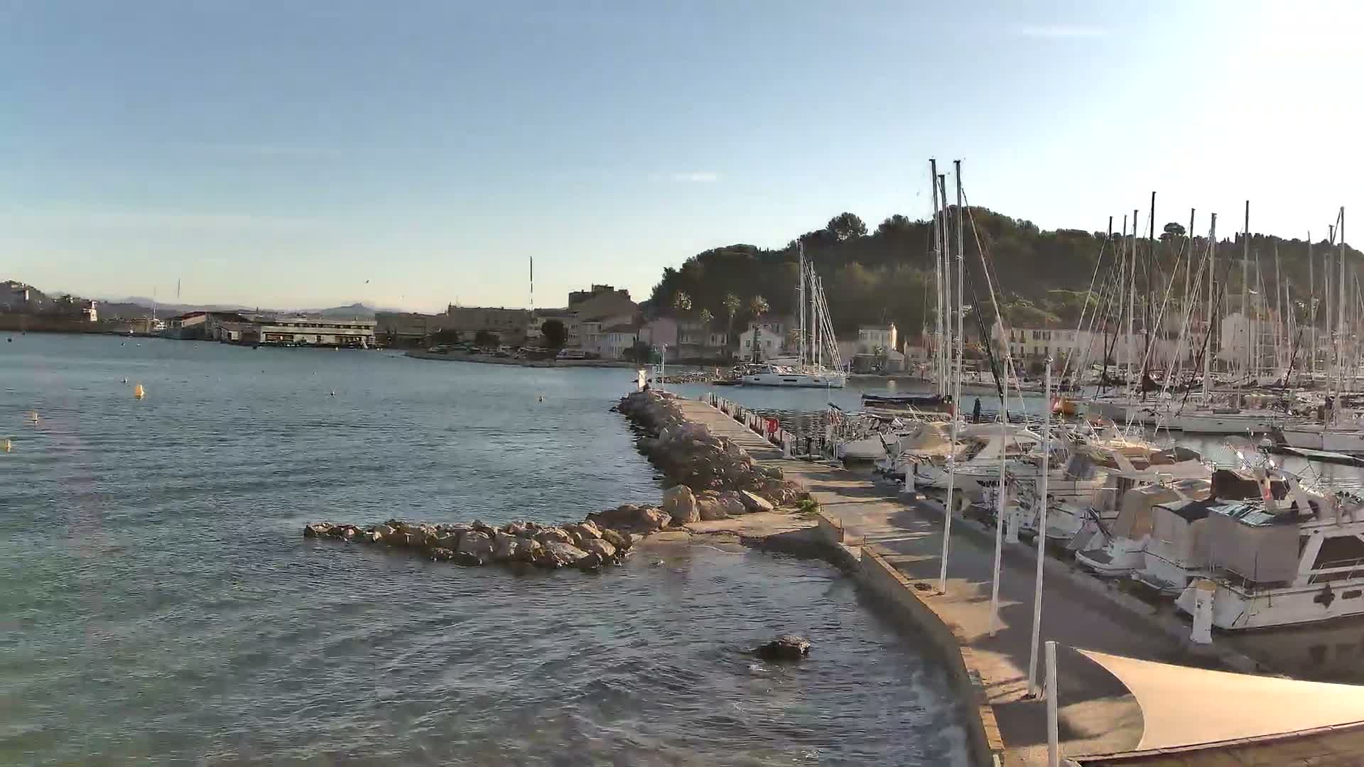 Port de plaisance de Saint-Mandrier-Sur-Mer & Plage de la Vieille/Plage du Canon Beach Live Cam - Toulon, Var, 	Provence-Alpes-Côte d’Azur, France