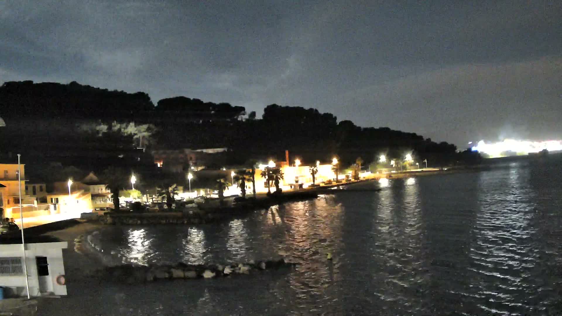 Port de plaisance de Saint-Mandrier-Sur-Mer & Plage de la Vieille/Plage du Canon Beach Live Cam - Toulon, Var, 	Provence-Alpes-Côte d’Azur, France