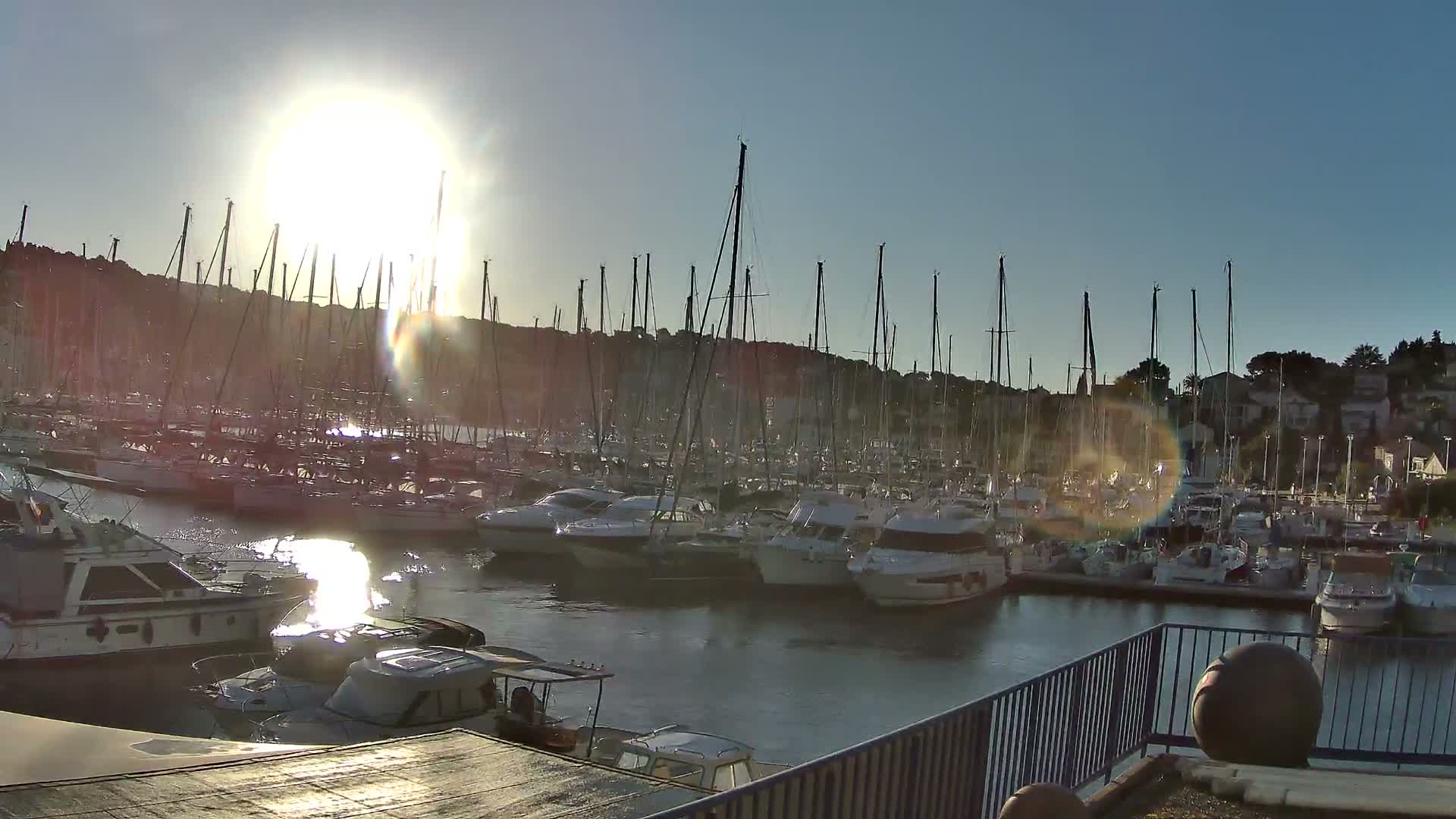 Port de plaisance de Saint-Mandrier-Sur-Mer & Plage de la Vieille/Plage du Canon Beach Live Cam - Toulon, Var, 	Provence-Alpes-Côte d’Azur, France