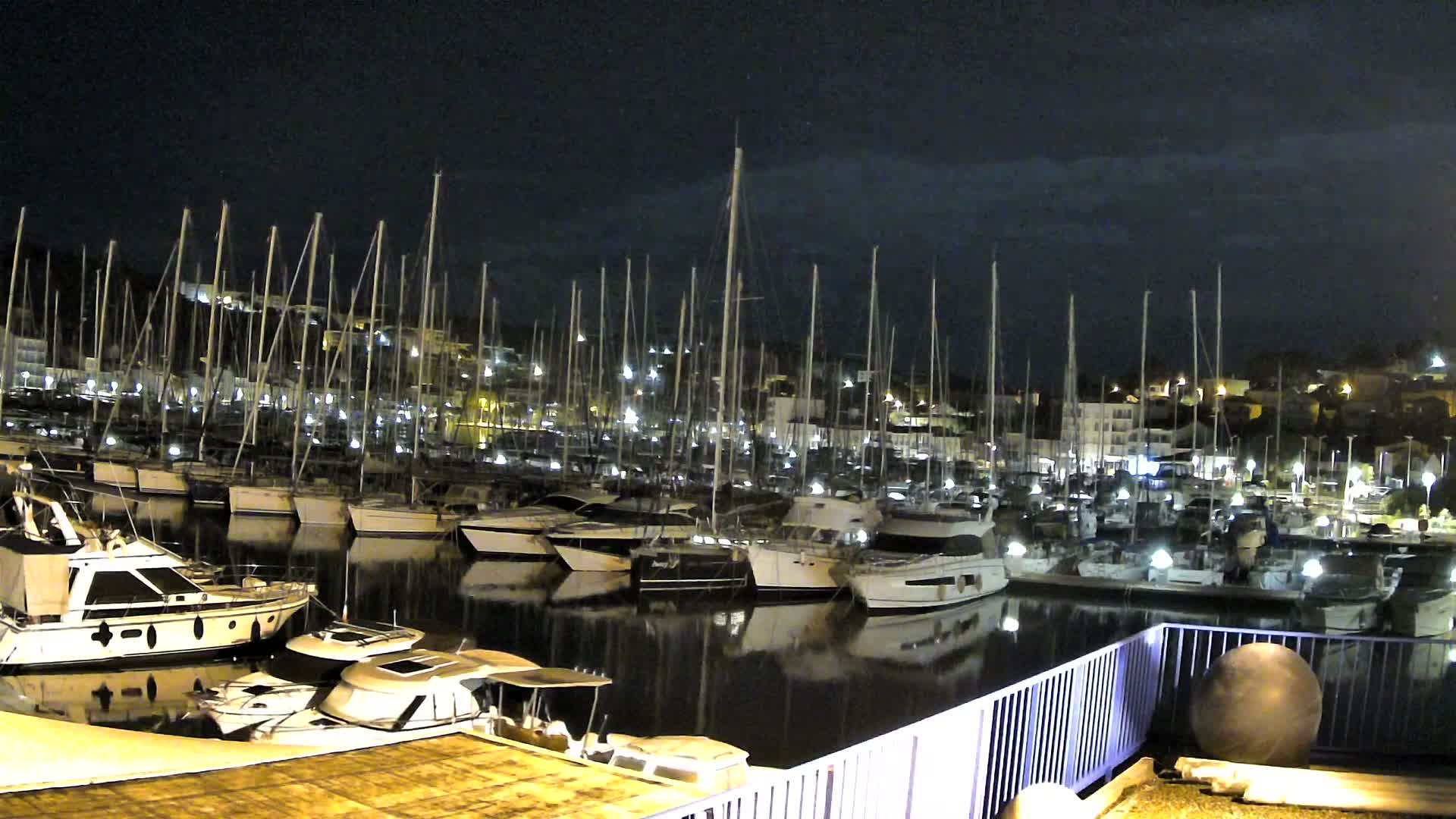 Port de plaisance de Saint-Mandrier-Sur-Mer & Plage de la Vieille/Plage du Canon Beach Live Cam - Toulon, Var, 	Provence-Alpes-Côte d’Azur, France