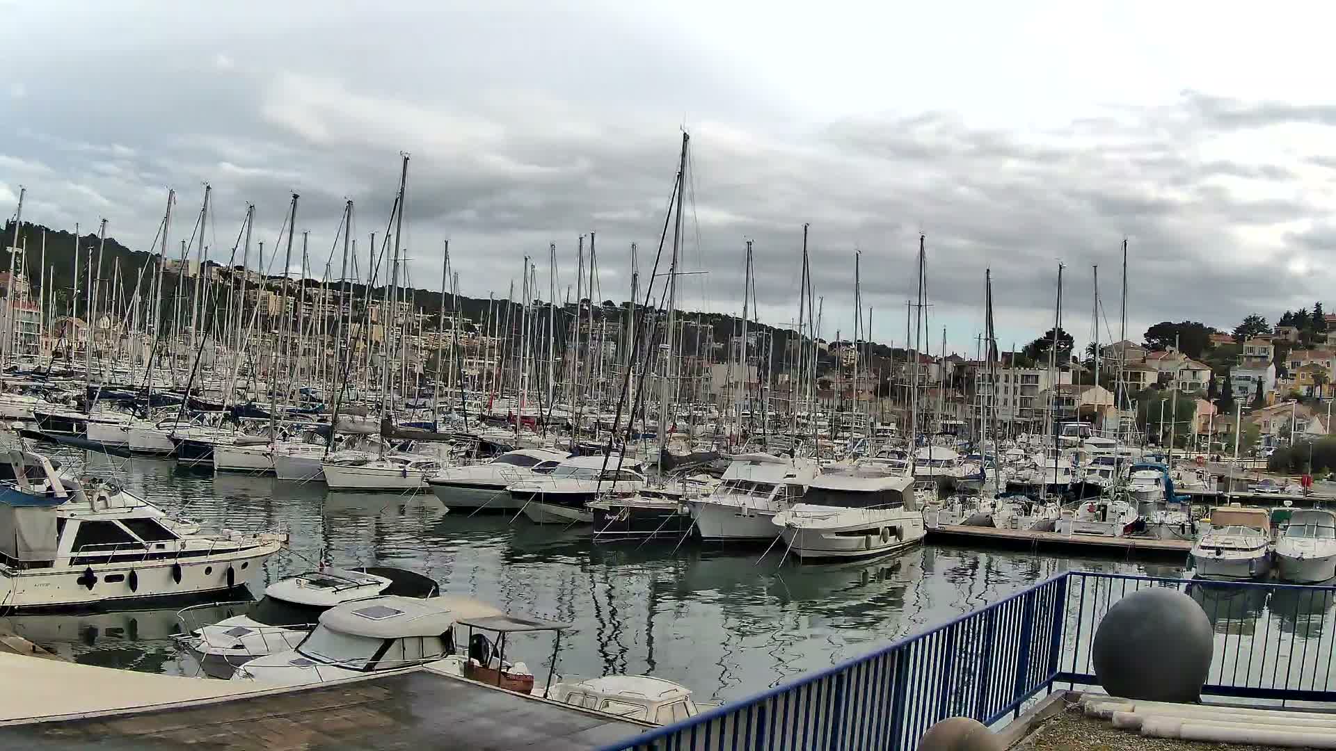 Port de plaisance de Saint-Mandrier-Sur-Mer & Plage de la Vieille/Plage du Canon Beach Live Cam - Toulon, Var, 	Provence-Alpes-Côte d’Azur, France