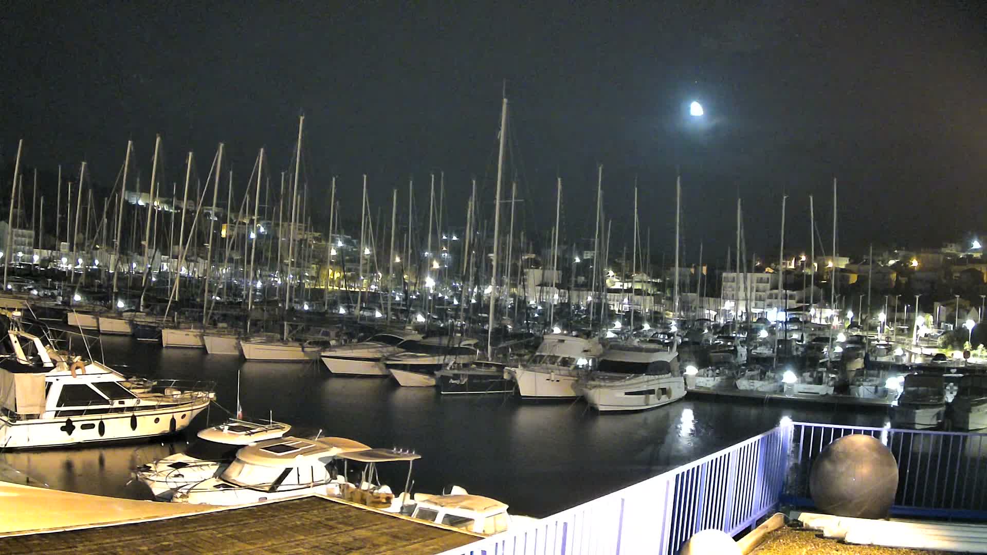 Port de plaisance de Saint-Mandrier-Sur-Mer & Plage de la Vieille/Plage du Canon Beach Live Cam - Toulon, Var, 	Provence-Alpes-Côte d’Azur, France
