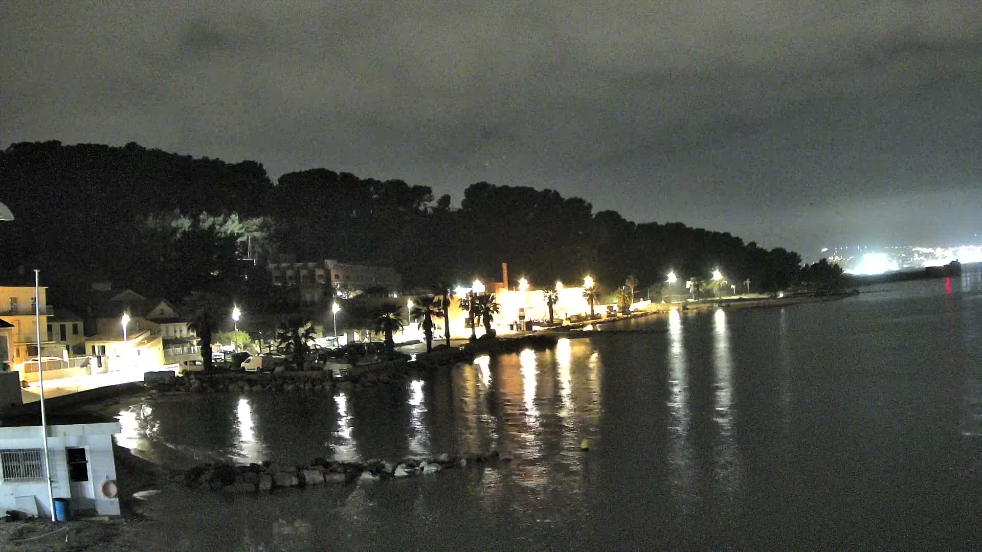 Port de plaisance de Saint-Mandrier-Sur-Mer & Plage de la Vieille/Plage du Canon Beach Live Cam - Toulon, Var, 	Provence-Alpes-Côte d’Azur, France