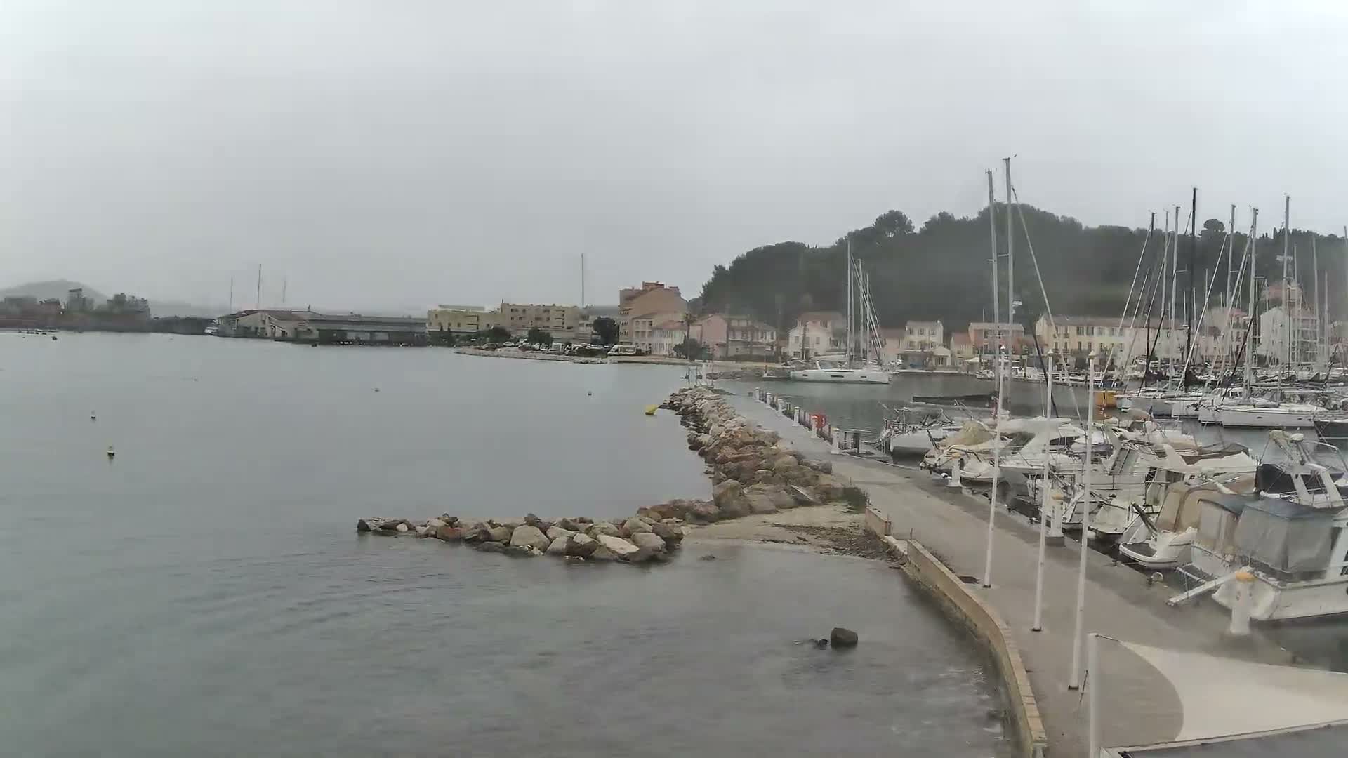 Port de plaisance de Saint-Mandrier-Sur-Mer & Plage de la Vieille/Plage du Canon Beach Live Cam - Toulon, Var, 	Provence-Alpes-Côte d’Azur, France