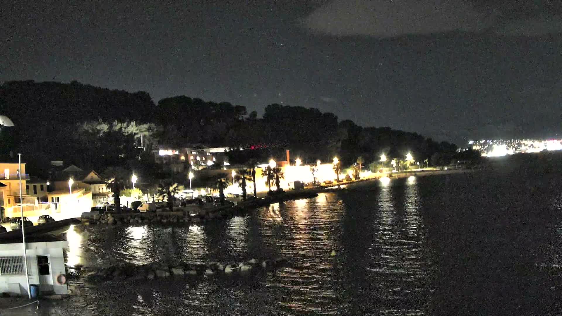 Port de plaisance de Saint-Mandrier-Sur-Mer & Plage de la Vieille/Plage du Canon Beach Live Cam - Toulon, Var, 	Provence-Alpes-Côte d’Azur, France