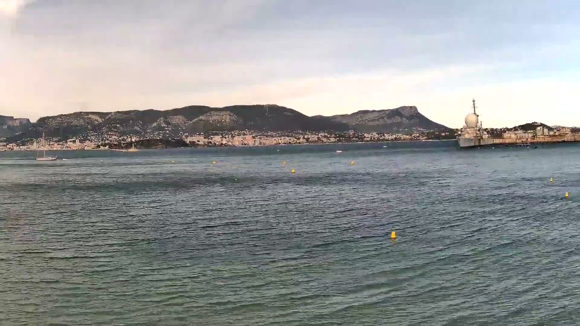 Port de plaisance de Saint-Mandrier-Sur-Mer & Plage de la Vieille/Plage du Canon Beach Live Cam - Toulon, Var, 	Provence-Alpes-Côte d’Azur, France