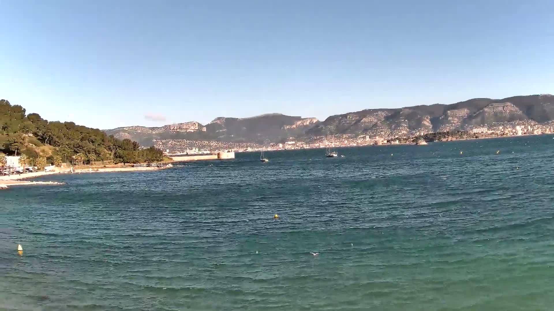 Port de plaisance de Saint-Mandrier-Sur-Mer & Plage de la Vieille/Plage du Canon Beach Live Cam - Toulon, Var, 	Provence-Alpes-Côte d’Azur, France