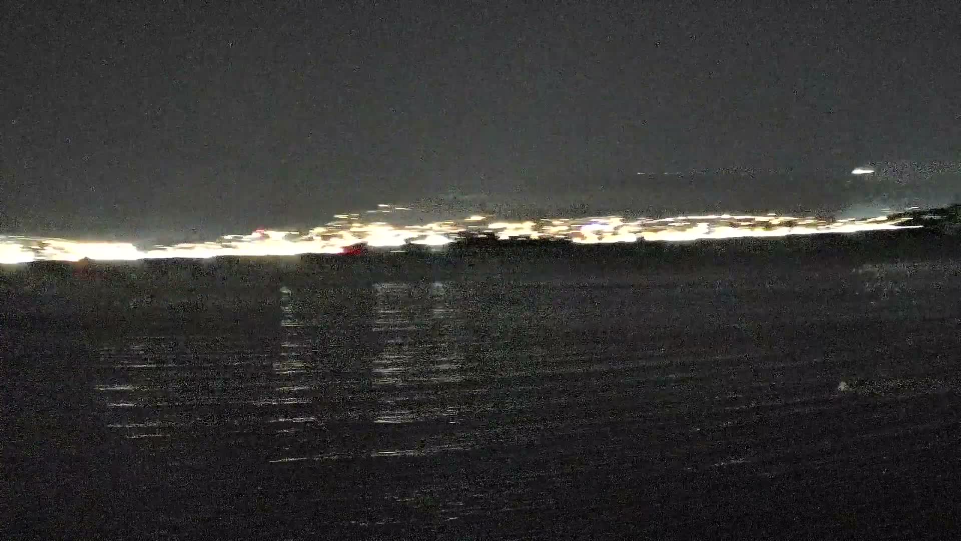 Port de plaisance de Saint-Mandrier-Sur-Mer & Plage de la Vieille/Plage du Canon Beach Live Cam - Toulon, Var, 	Provence-Alpes-Côte d’Azur, France