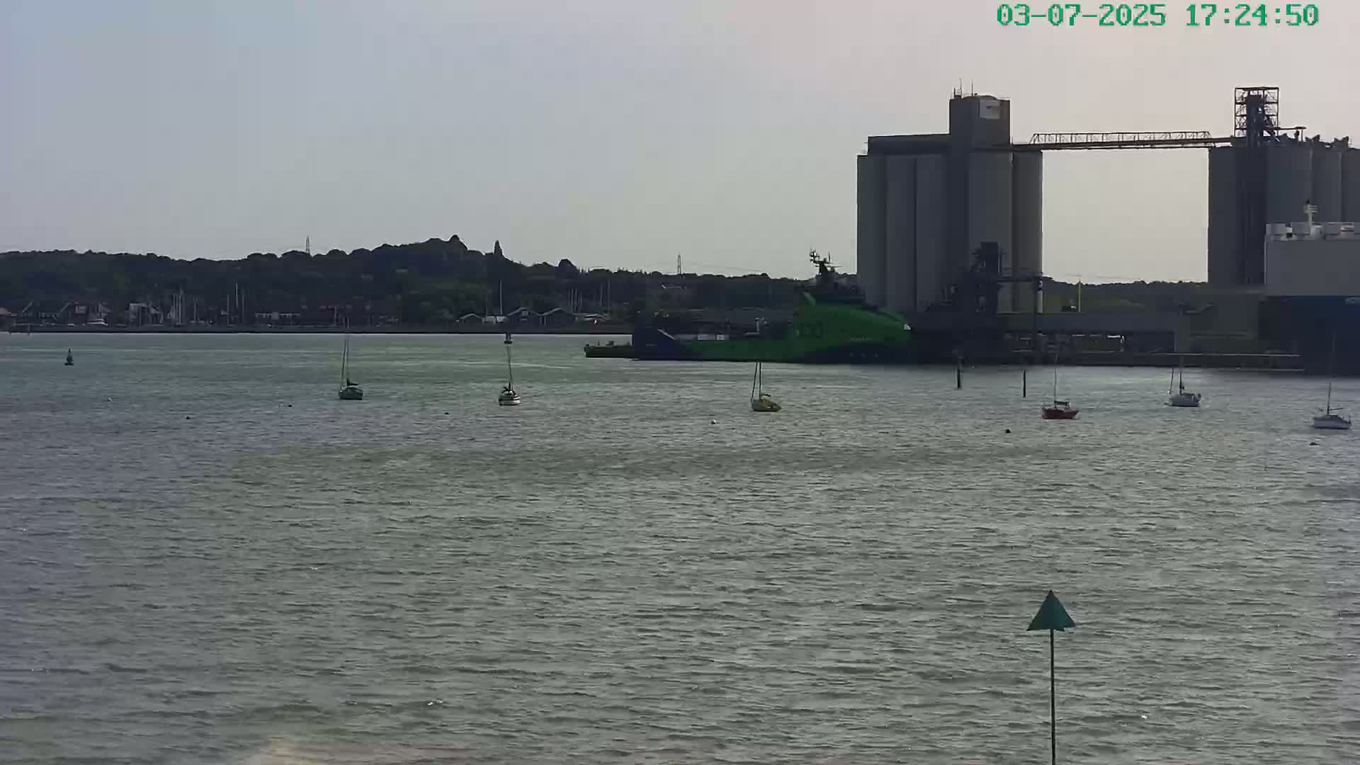 Southampton, Itchen River Agricultural Silos & Hyte View & (Tug & RoRo) Shipspotting  Live Cam - Southampton, Hampshire, South East, England, United Kingdom