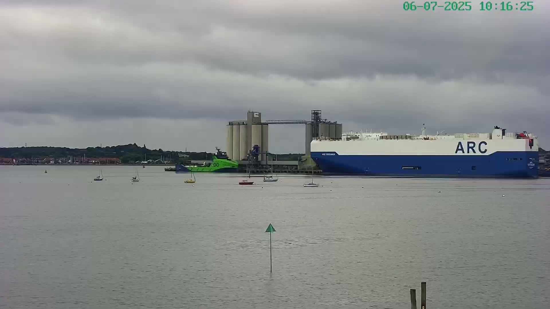 Southampton, Itchen River Agricultural Silos & Hyte View & (Tug & RoRo) Shipspotting  Live Cam - Southampton, Hampshire, South East, England, United Kingdom