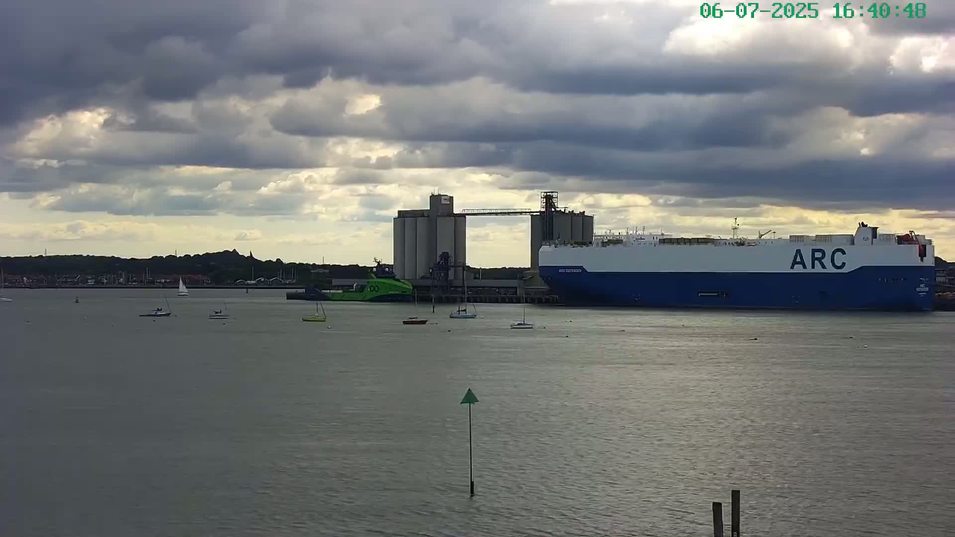 Southampton, Itchen River Agricultural Silos & Hyte View & (Tug & RoRo) Shipspotting  Live Cam - Southampton, Hampshire, South East, England, United Kingdom