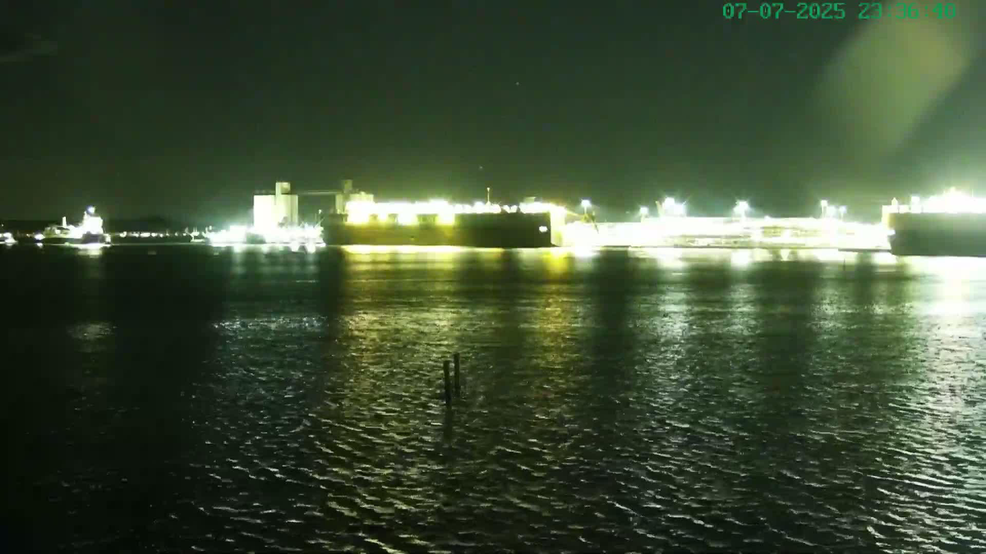 Southampton, Itchen River Agricultural Silos & Hyte View & (Tug & RoRo) Shipspotting  Live Cam - Southampton, Hampshire, South East, England, United Kingdom