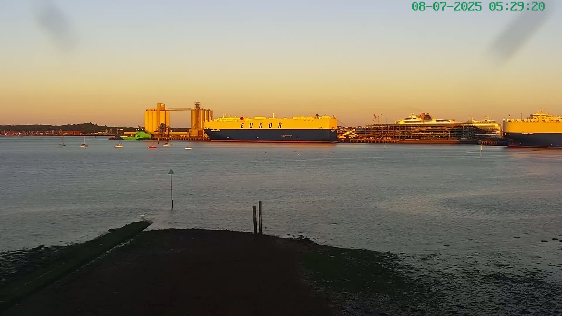 Southampton, Itchen River Agricultural Silos & Hyte View & (Tug & RoRo) Shipspotting  Live Cam - Southampton, Hampshire, South East, England, United Kingdom