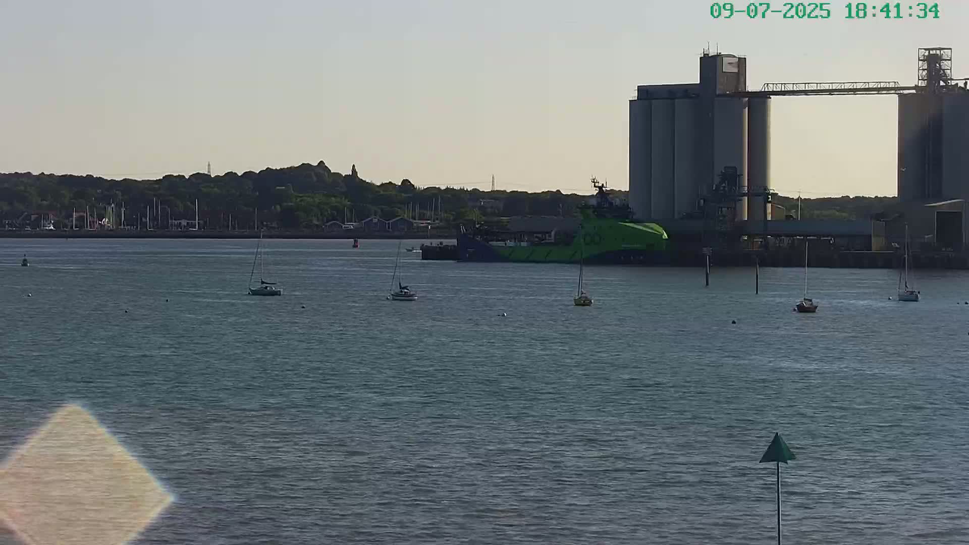 Southampton, Itchen River Agricultural Silos & Hyte View & (Tug & RoRo) Shipspotting  Live Cam - Southampton, Hampshire, South East, England, United Kingdom