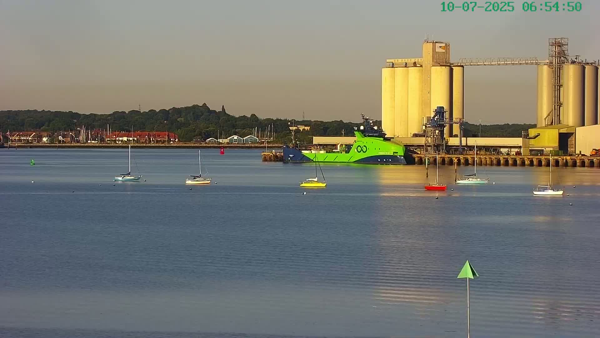 Southampton, Itchen River Agricultural Silos & Hyte View & (Tug & RoRo) Shipspotting  Live Cam - Southampton, Hampshire, South East, England, United Kingdom