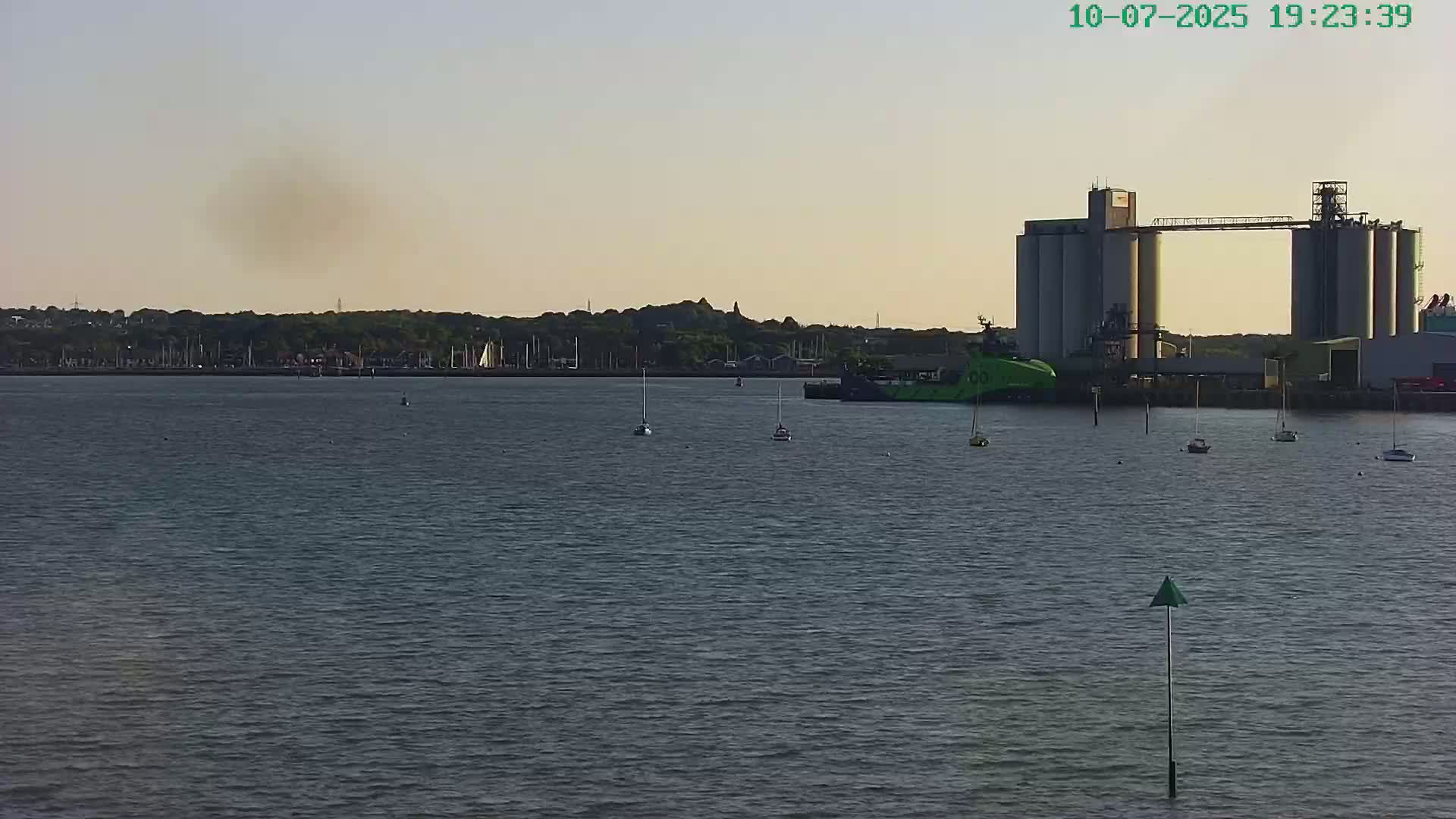 Southampton, Itchen River Agricultural Silos & Hyte View & (Tug & RoRo) Shipspotting  Live Cam - Southampton, Hampshire, South East, England, United Kingdom