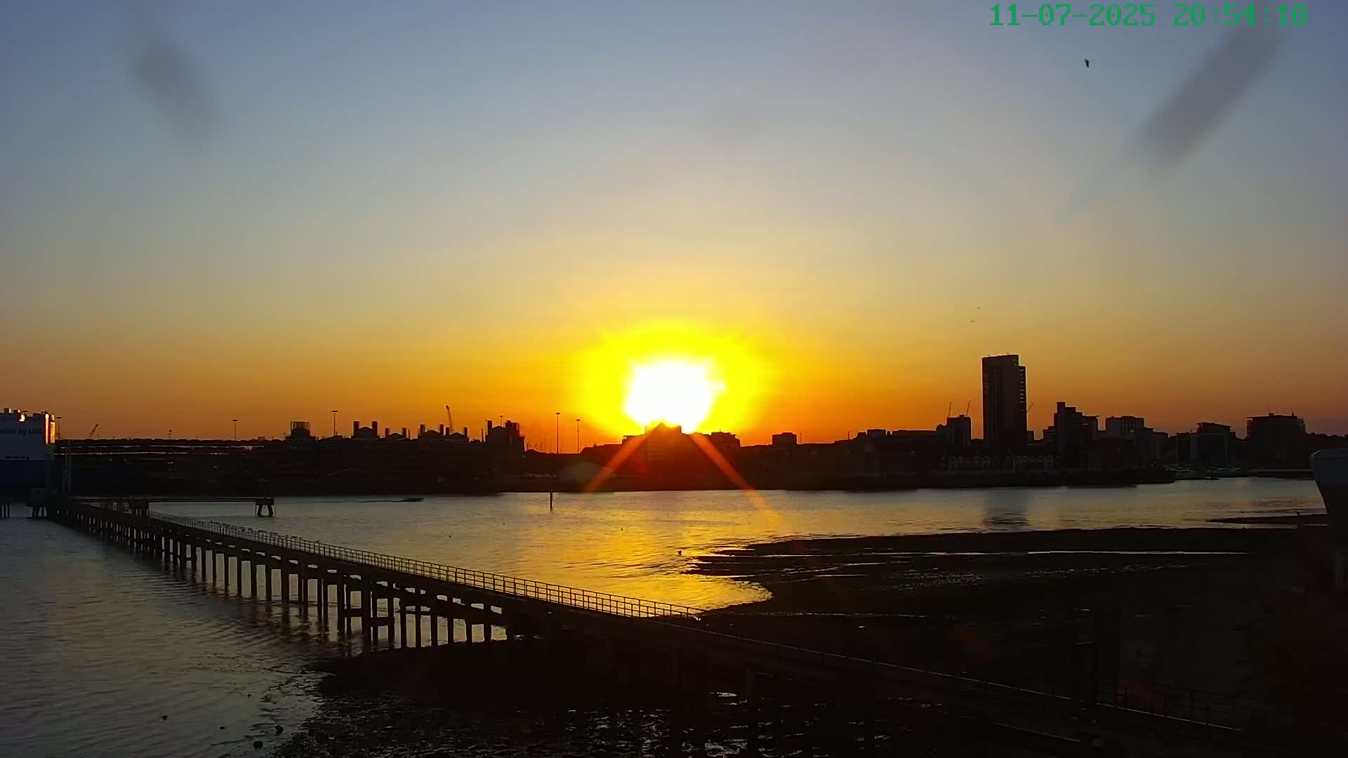 Southampton, Itchen River Agricultural Silos & Hyte View & (Tug & RoRo) Shipspotting  Live Cam - Southampton, Hampshire, South East, England, United Kingdom