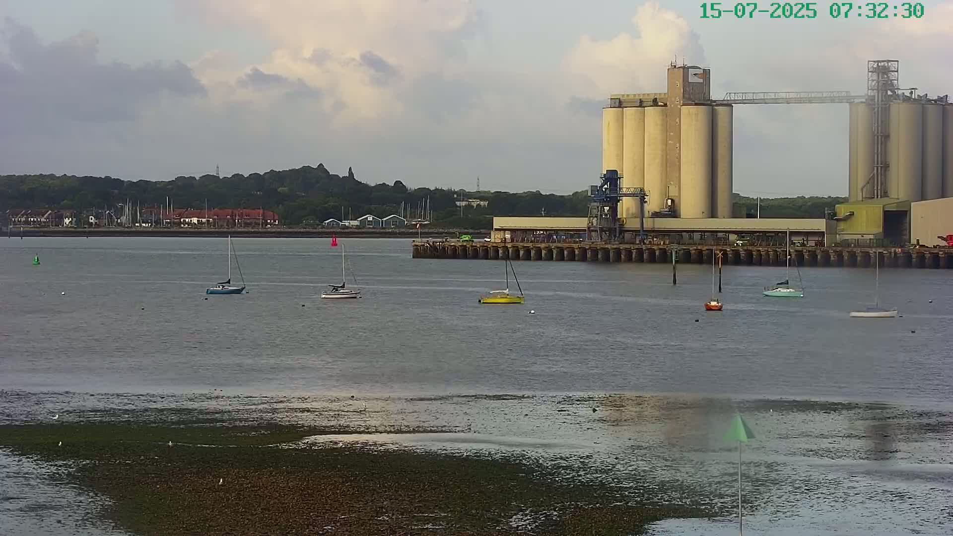 Southampton, Itchen River Agricultural Silos & Hyte View & (Tug & RoRo) Shipspotting  Live Cam - Southampton, Hampshire, South East, England, United Kingdom
