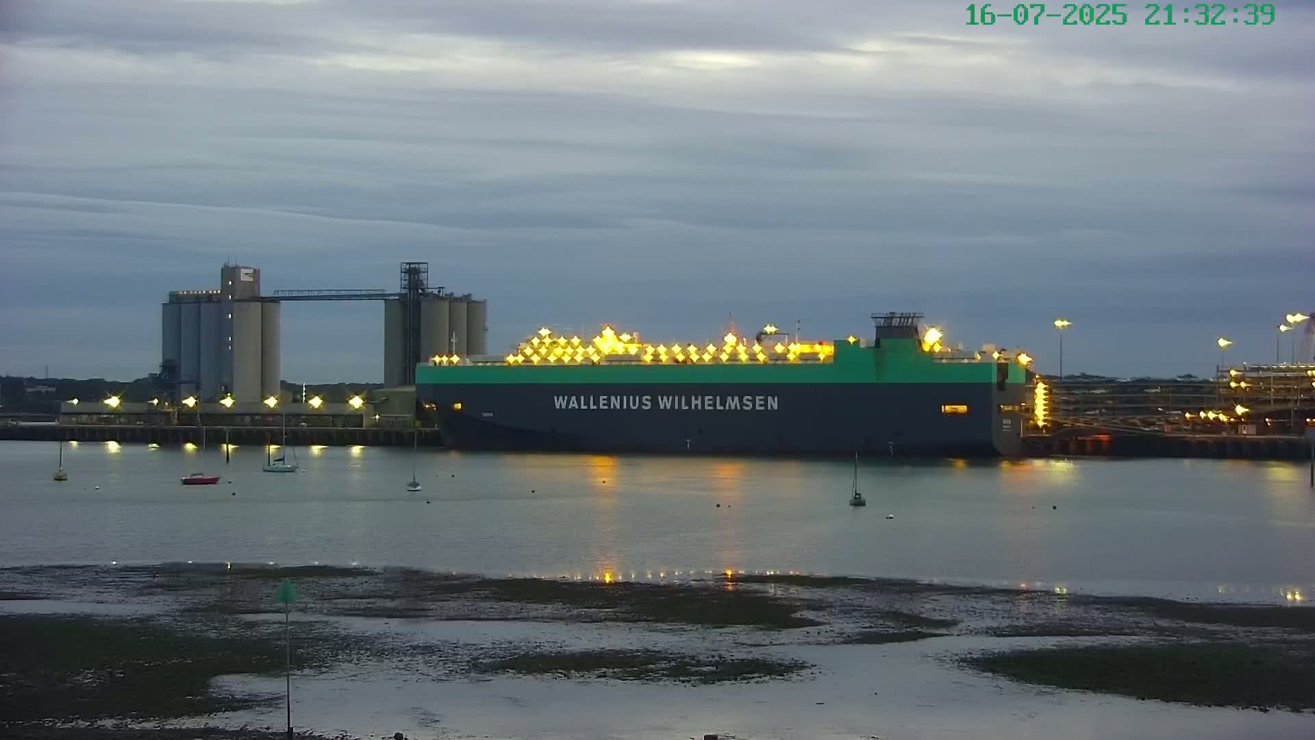 Southampton, Itchen River Agricultural Silos & Hyte View & (Tug & RoRo) Shipspotting  Live Cam - Southampton, Hampshire, South East, England, United Kingdom