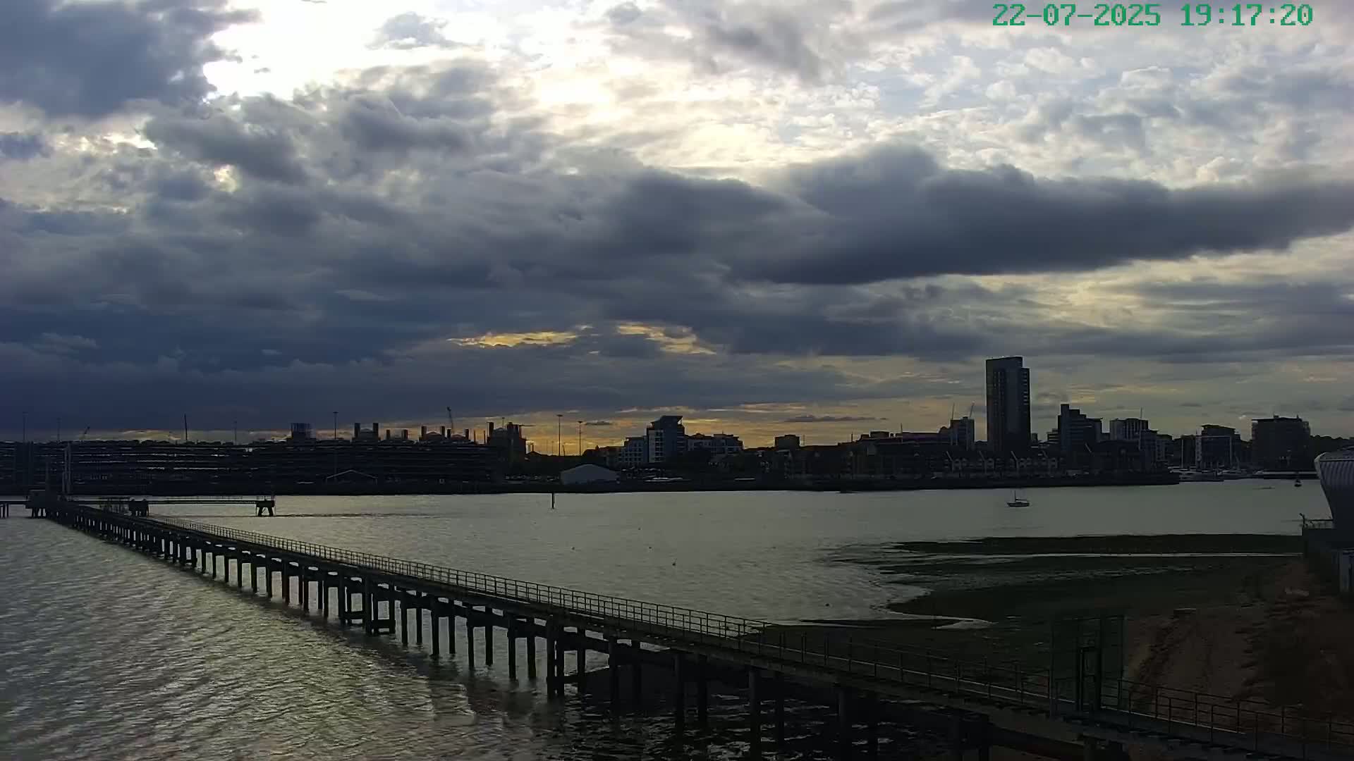 Southampton, Itchen River Agricultural Silos & Hyte View & (Tug & RoRo) Shipspotting  Live Cam - Southampton, Hampshire, South East, England, United Kingdom