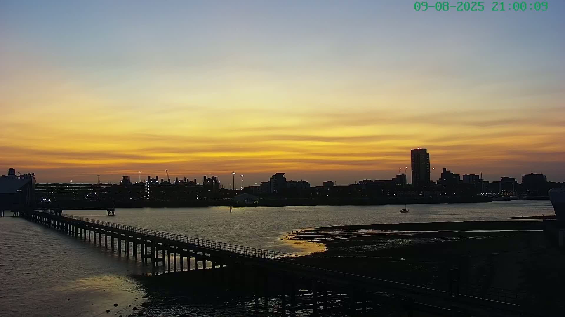 Southampton, Itchen River Agricultural Silos & Hyte View & (Tug & RoRo) Shipspotting  Live Cam - Southampton, Hampshire, South East, England, United Kingdom