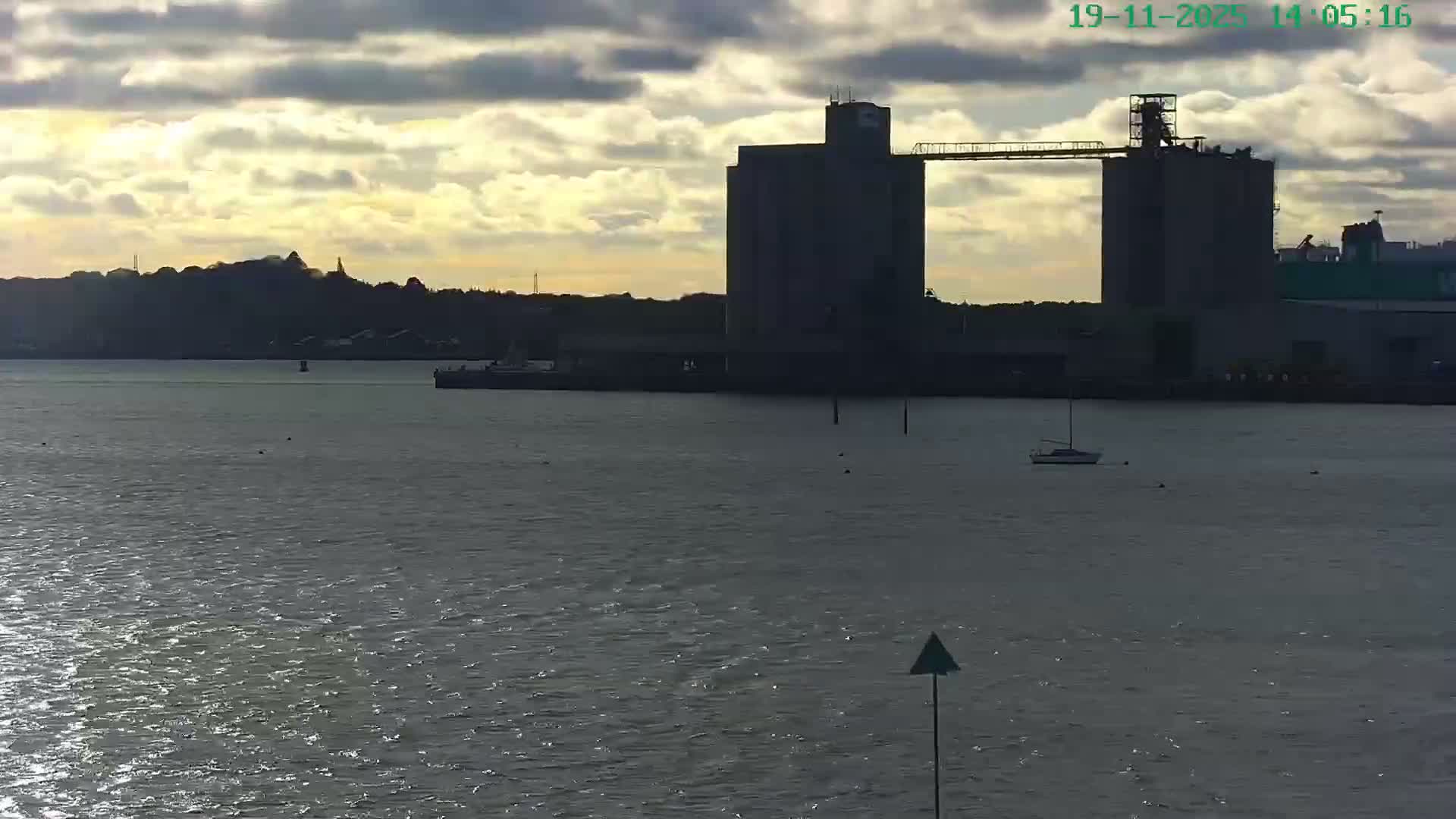 Southampton, Itchen River Agricultural Silos & Hyte View & (Tug & RoRo) Shipspotting  Live Cam - Southampton, Hampshire, South East, England, United Kingdom