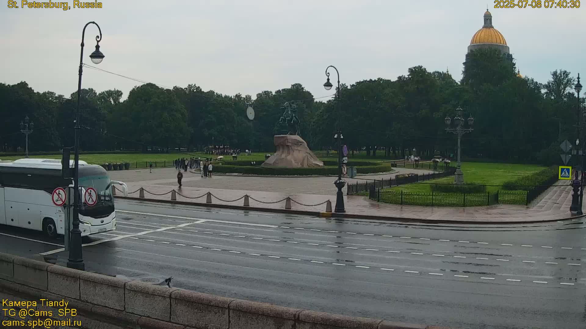 Bronze Horseman (Mednyy Vsadnik) & Saint Isaac Cathedral (Isaakiyevskiy Sobor) from Senate Square  Live Cam - Admiralteysky Okrug, Admiralteysky, Saint Petersburg, Northwestern (Severo-Zapadnyy), Russia 