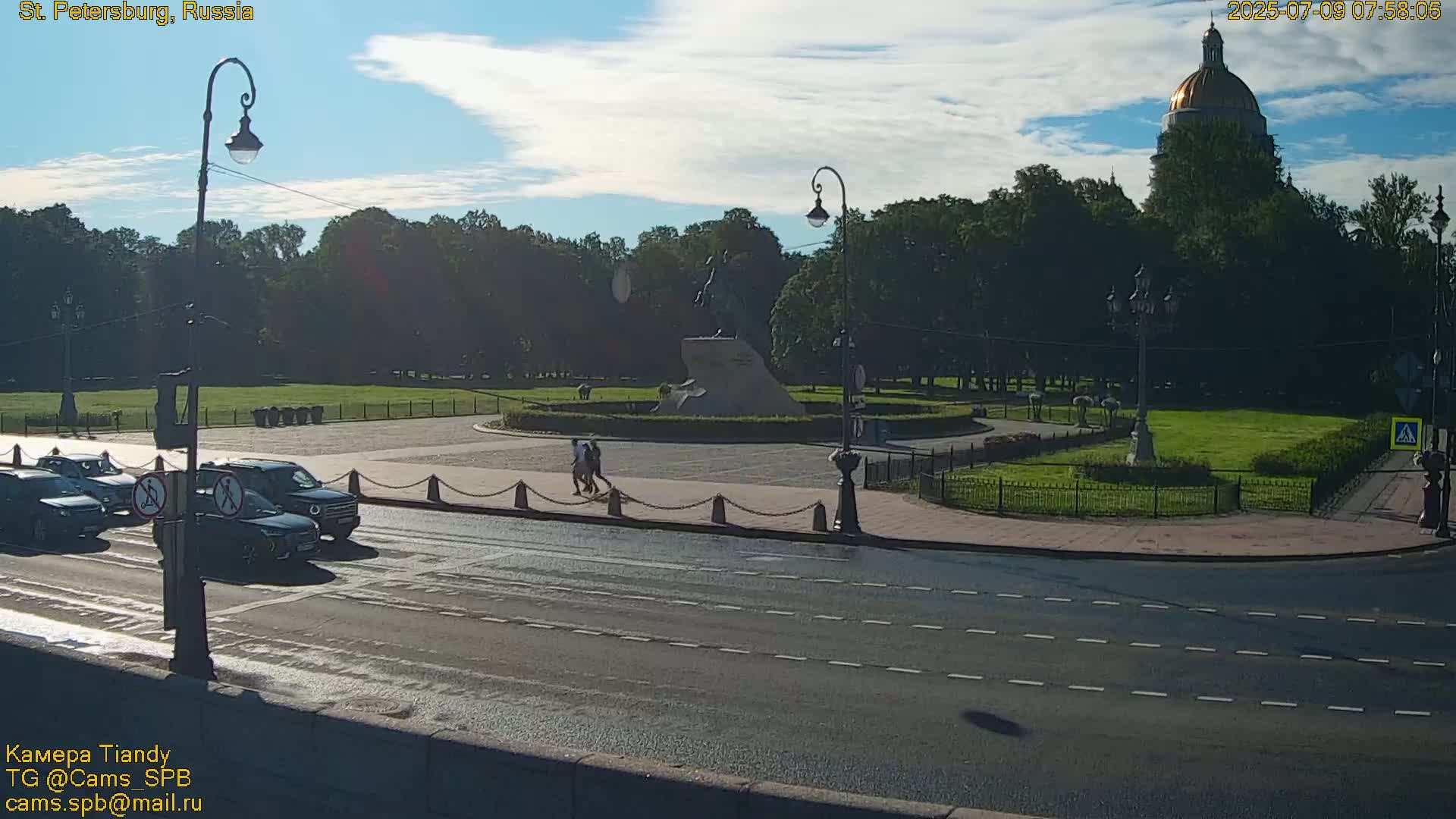 Bronze Horseman (Mednyy Vsadnik) & Saint Isaac Cathedral (Isaakiyevskiy Sobor) from Senate Square  Live Cam - Admiralteysky Okrug, Admiralteysky, Saint Petersburg, Northwestern (Severo-Zapadnyy), Russia 