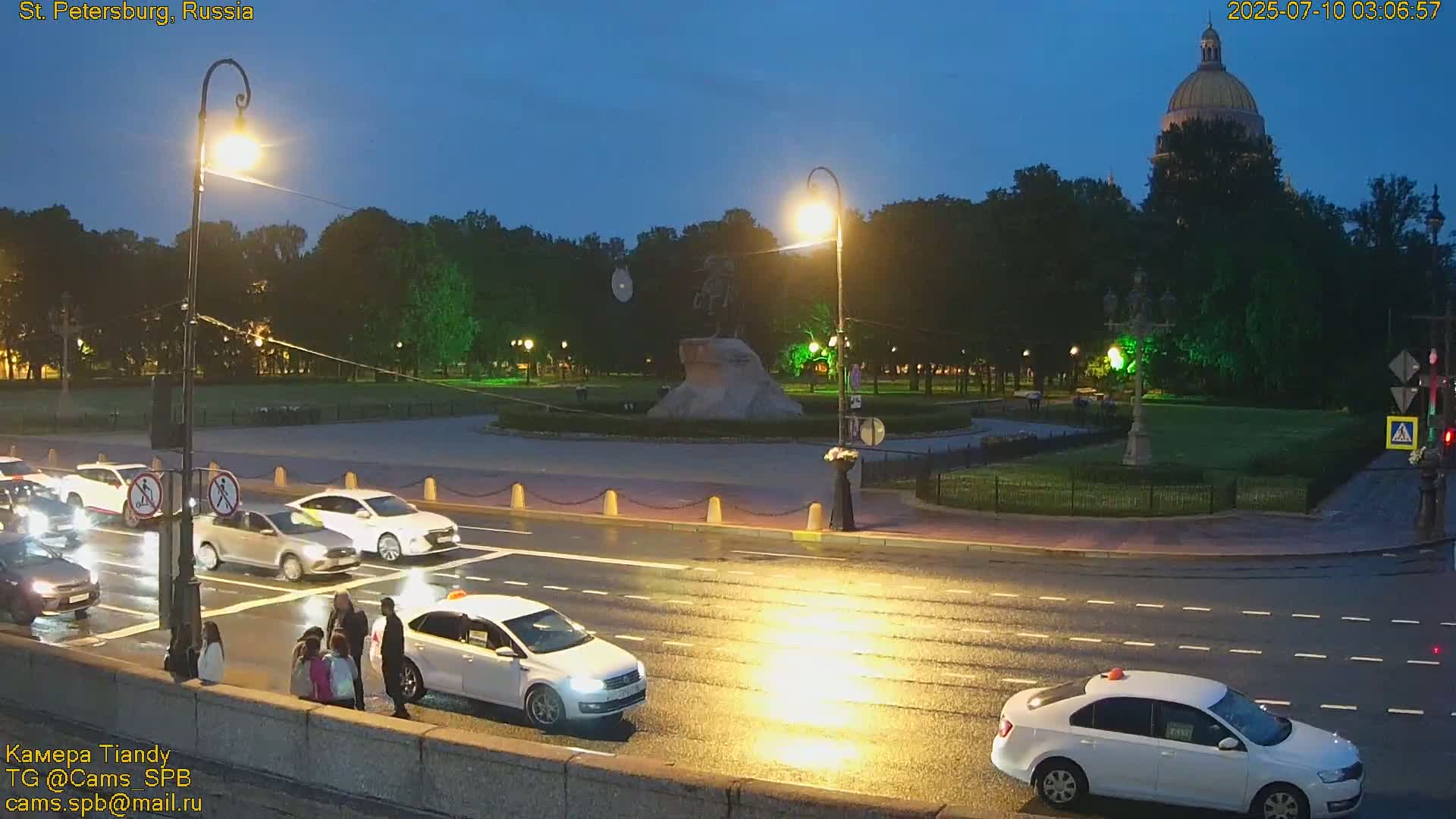 Bronze Horseman (Mednyy Vsadnik) & Saint Isaac Cathedral (Isaakiyevskiy Sobor) from Senate Square  Live Cam - Admiralteysky Okrug, Admiralteysky, Saint Petersburg, Northwestern (Severo-Zapadnyy), Russia 