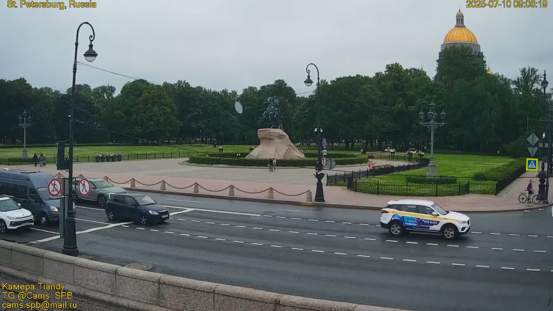 Bronze Horseman (Mednyy Vsadnik) & Saint Isaac Cathedral (Isaakiyevskiy Sobor) from Senate Square  Live Cam - Admiralteysky Okrug, Admiralteysky, Saint Petersburg, Northwestern (Severo-Zapadnyy), Russia 