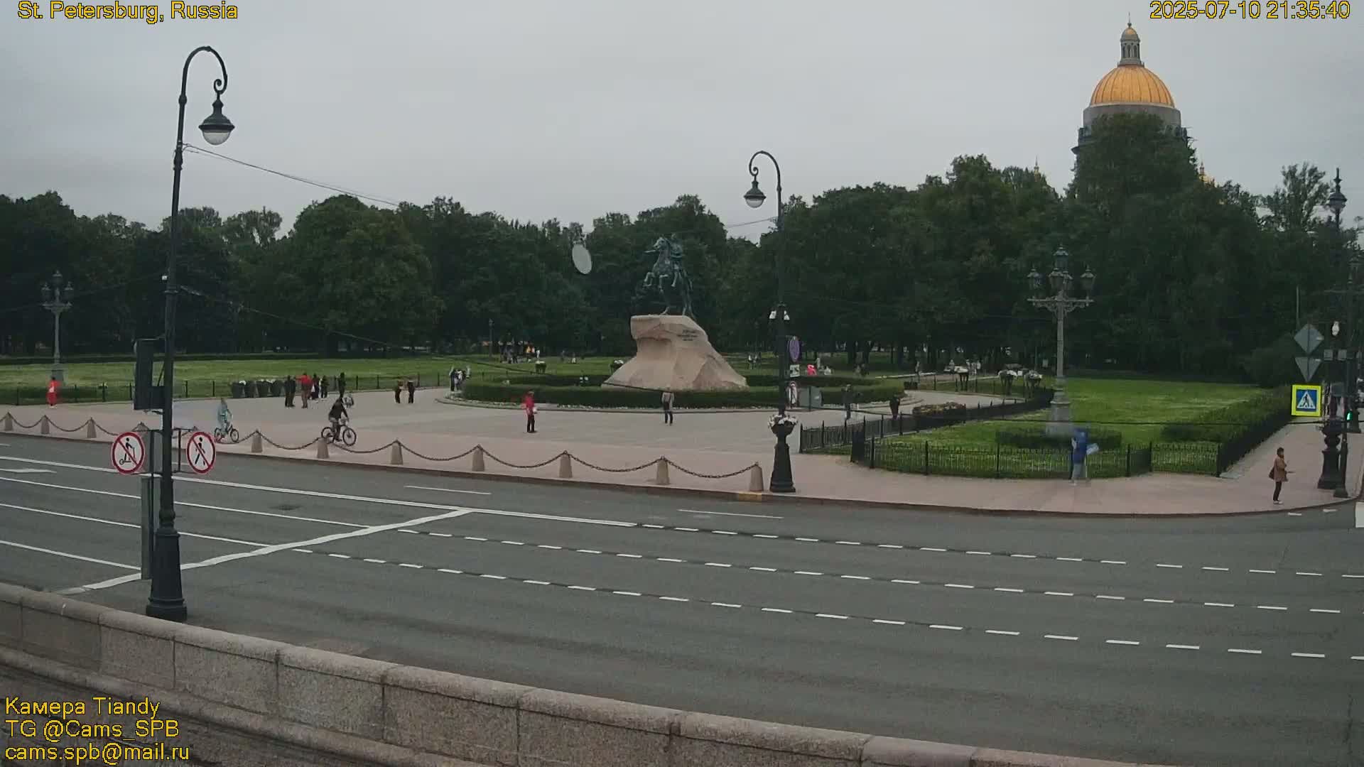 Bronze Horseman (Mednyy Vsadnik) & Saint Isaac Cathedral (Isaakiyevskiy Sobor) from Senate Square  Live Cam - Admiralteysky Okrug, Admiralteysky, Saint Petersburg, Northwestern (Severo-Zapadnyy), Russia 