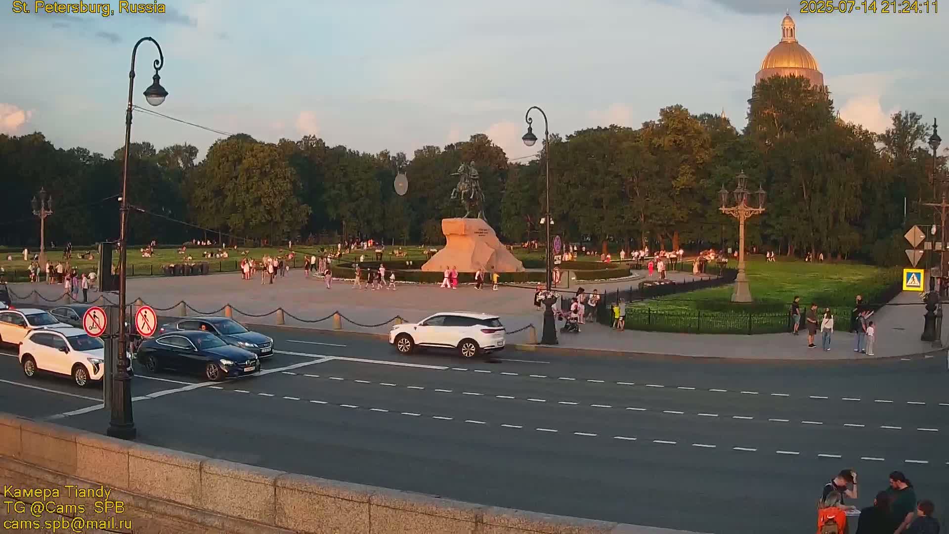 Bronze Horseman (Mednyy Vsadnik) & Saint Isaac Cathedral (Isaakiyevskiy Sobor) from Senate Square  Live Cam - Admiralteysky Okrug, Admiralteysky, Saint Petersburg, Northwestern (Severo-Zapadnyy), Russia 