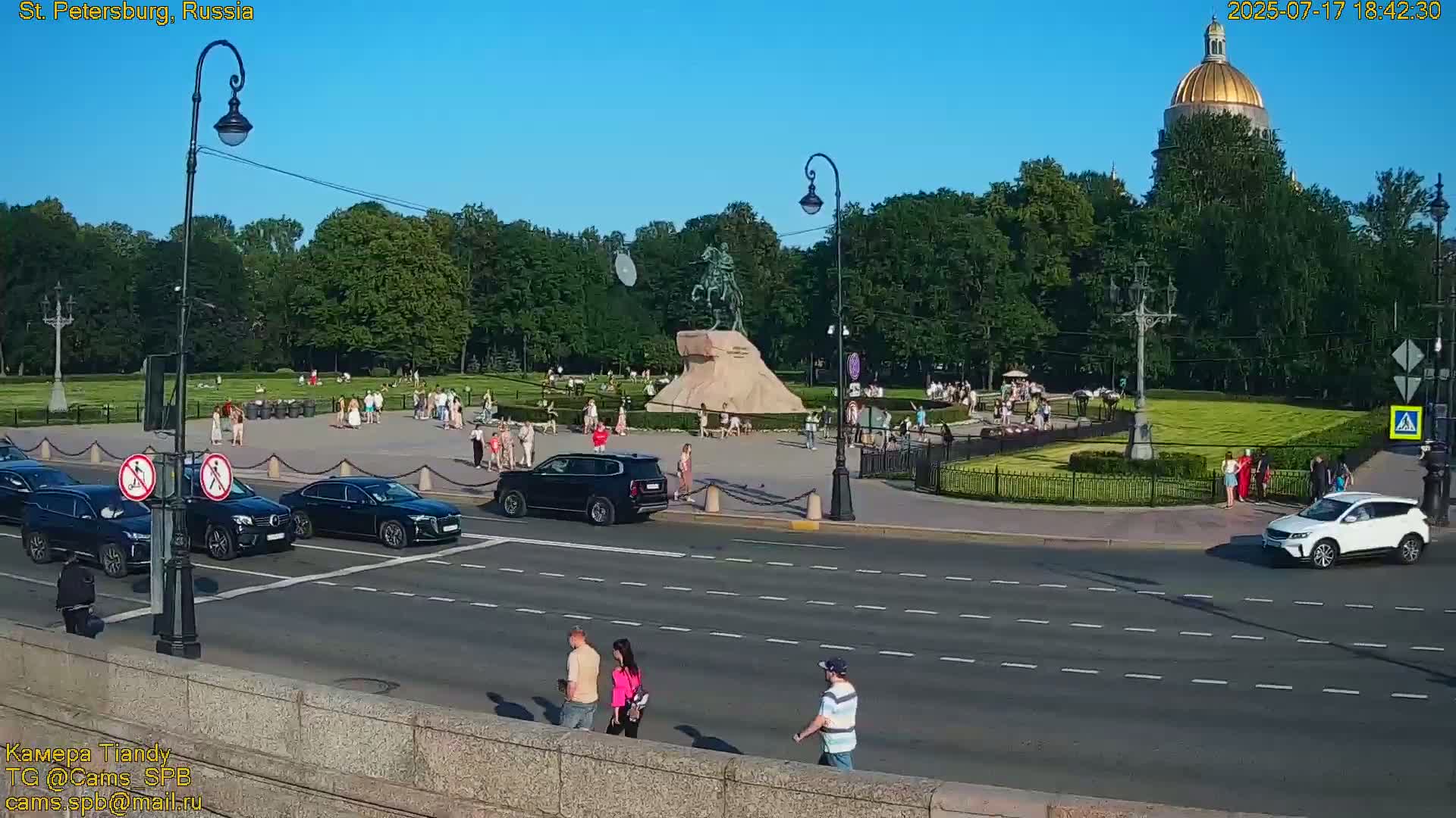 Bronze Horseman (Mednyy Vsadnik) & Saint Isaac Cathedral (Isaakiyevskiy Sobor) from Senate Square  Live Cam - Admiralteysky Okrug, Admiralteysky, Saint Petersburg, Northwestern (Severo-Zapadnyy), Russia 
