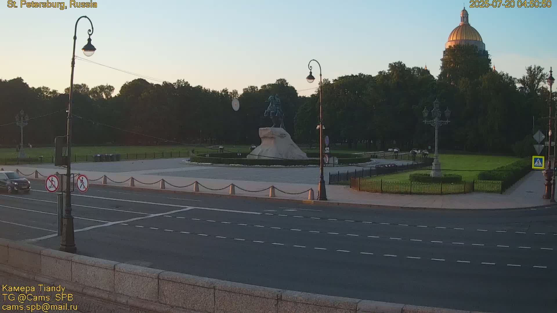 Bronze Horseman (Mednyy Vsadnik) & Saint Isaac Cathedral (Isaakiyevskiy Sobor) from Senate Square  Live Cam - Admiralteysky Okrug, Admiralteysky, Saint Petersburg, Northwestern (Severo-Zapadnyy), Russia 