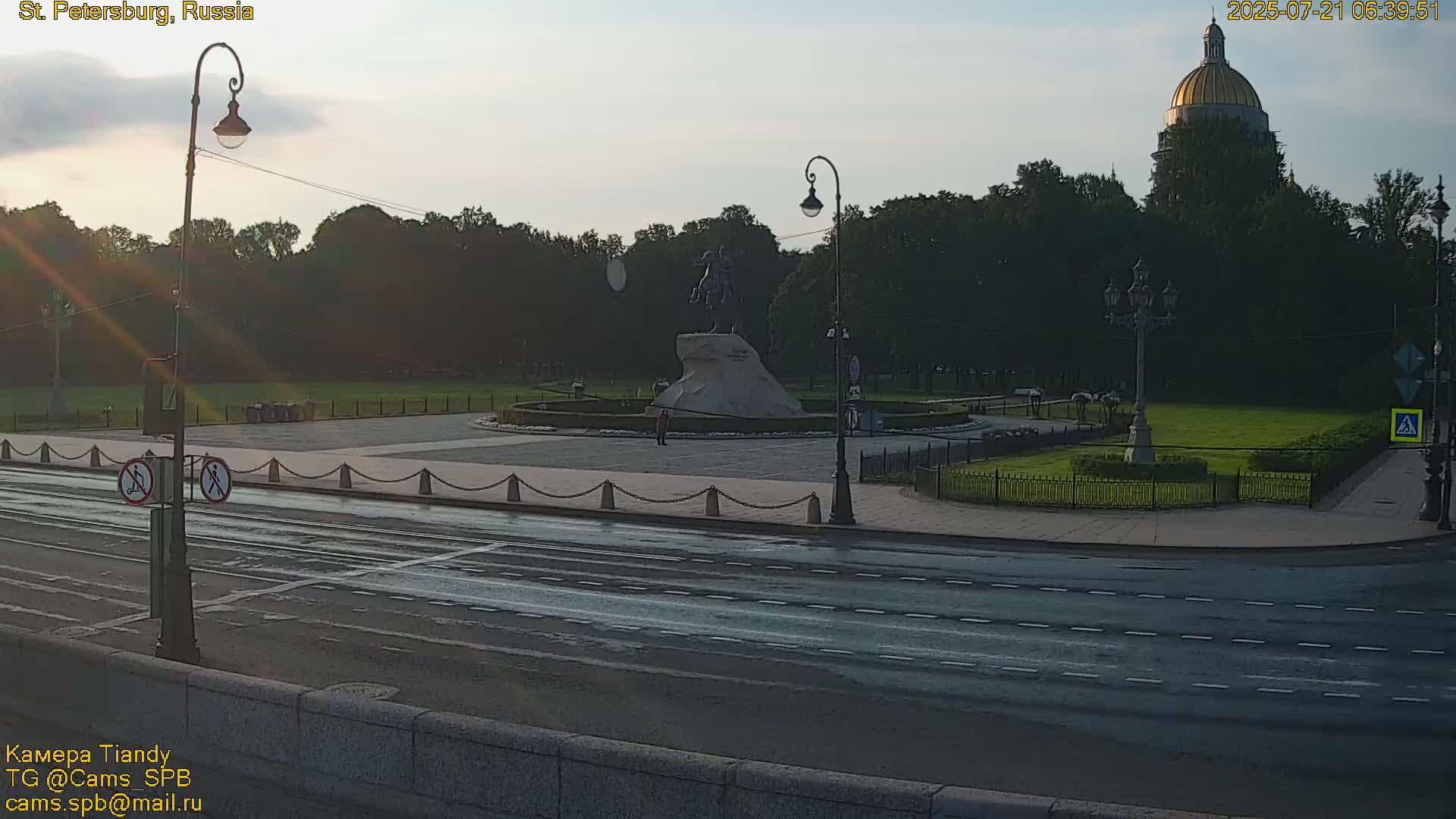 Bronze Horseman (Mednyy Vsadnik) & Saint Isaac Cathedral (Isaakiyevskiy Sobor) from Senate Square  Live Cam - Admiralteysky Okrug, Admiralteysky, Saint Petersburg, Northwestern (Severo-Zapadnyy), Russia 