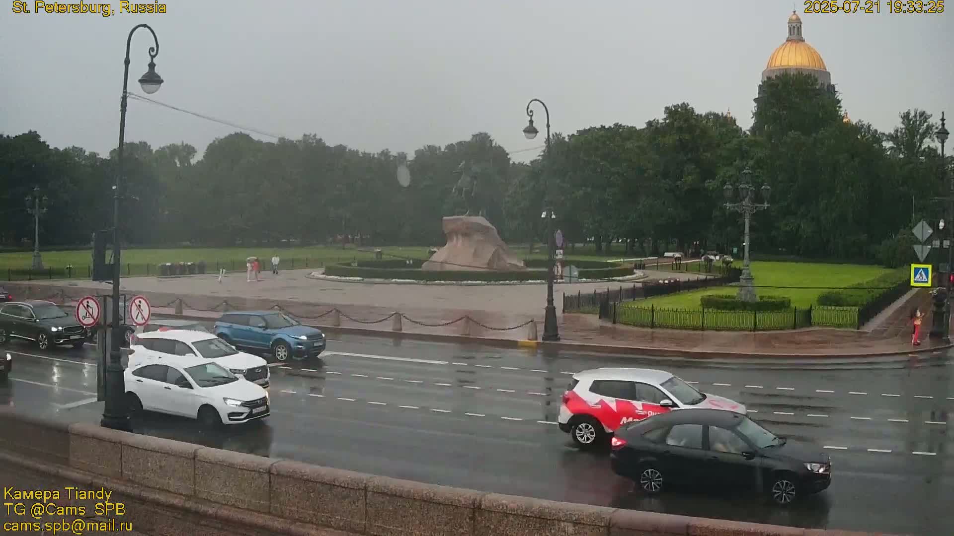 Bronze Horseman (Mednyy Vsadnik) & Saint Isaac Cathedral (Isaakiyevskiy Sobor) from Senate Square  Live Cam - Admiralteysky Okrug, Admiralteysky, Saint Petersburg, Northwestern (Severo-Zapadnyy), Russia 