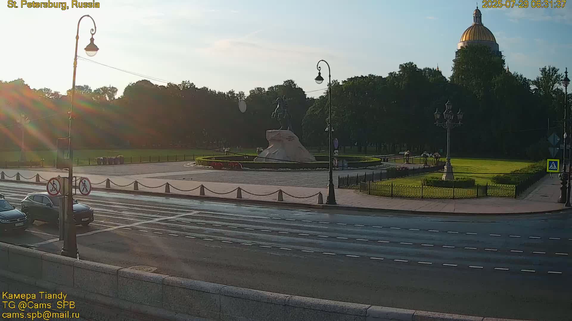 Bronze Horseman (Mednyy Vsadnik) & Saint Isaac Cathedral (Isaakiyevskiy Sobor) from Senate Square  Live Cam - Admiralteysky Okrug, Admiralteysky, Saint Petersburg, Northwestern (Severo-Zapadnyy), Russia 