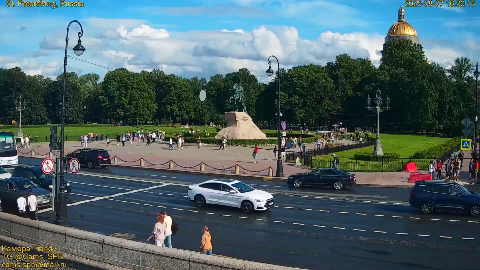 Bronze Horseman (Mednyy Vsadnik) & Saint Isaac Cathedral (Isaakiyevskiy Sobor) from Senate Square  Live Cam - Admiralteysky Okrug, Admiralteysky, Saint Petersburg, Northwestern (Severo-Zapadnyy), Russia 