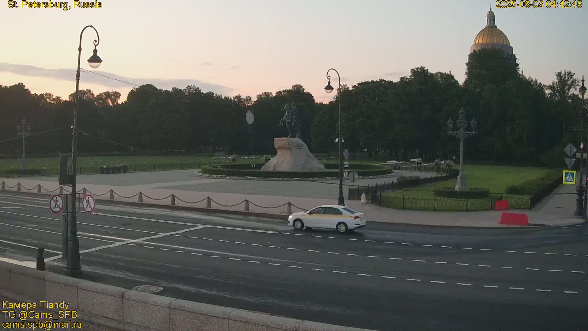 Bronze Horseman (Mednyy Vsadnik) & Saint Isaac Cathedral (Isaakiyevskiy Sobor) from Senate Square  Live Cam - Admiralteysky Okrug, Admiralteysky, Saint Petersburg, Northwestern (Severo-Zapadnyy), Russia 