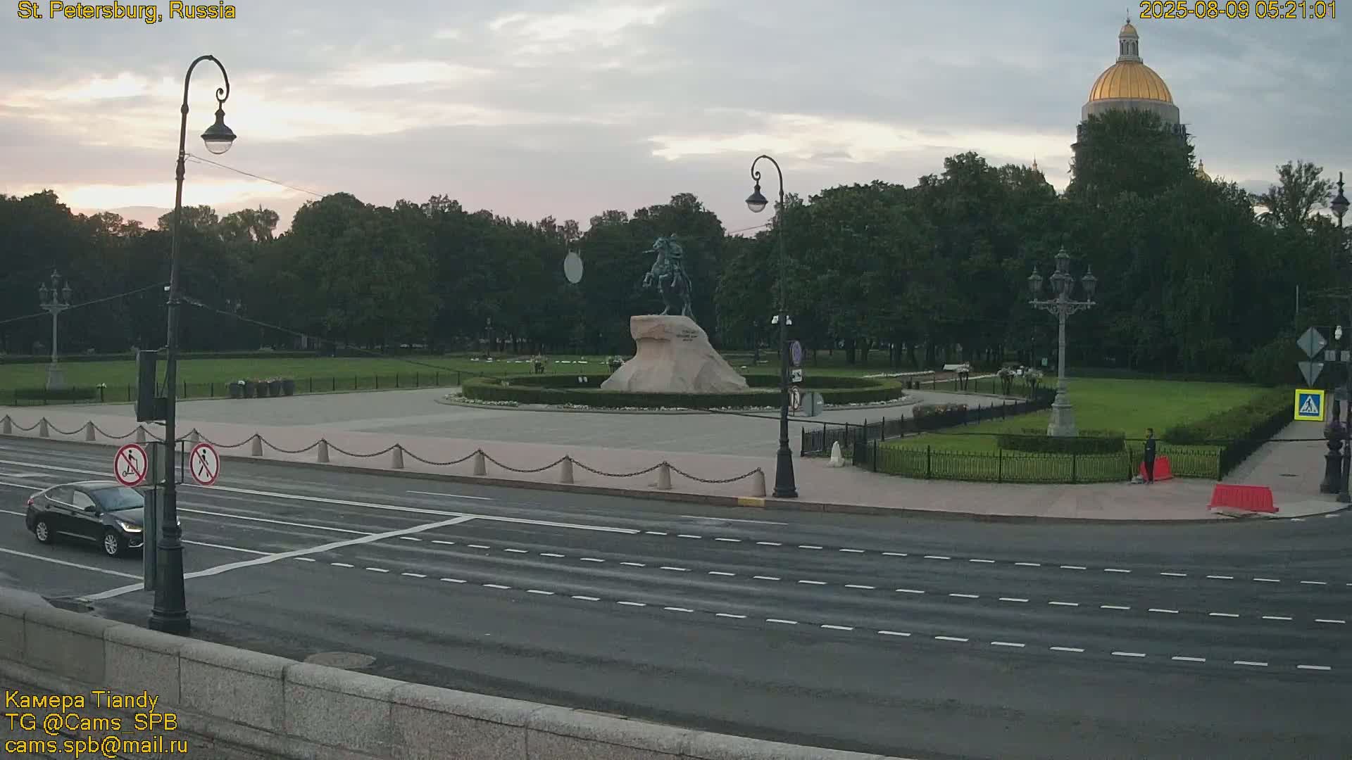 Bronze Horseman (Mednyy Vsadnik) & Saint Isaac Cathedral (Isaakiyevskiy Sobor) from Senate Square  Live Cam - Admiralteysky Okrug, Admiralteysky, Saint Petersburg, Northwestern (Severo-Zapadnyy), Russia 