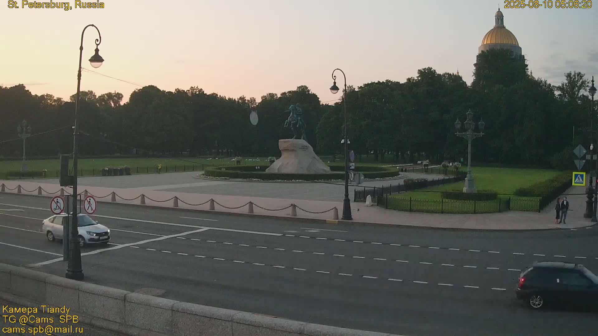 Bronze Horseman (Mednyy Vsadnik) & Saint Isaac Cathedral (Isaakiyevskiy Sobor) from Senate Square  Live Cam - Admiralteysky Okrug, Admiralteysky, Saint Petersburg, Northwestern (Severo-Zapadnyy), Russia 