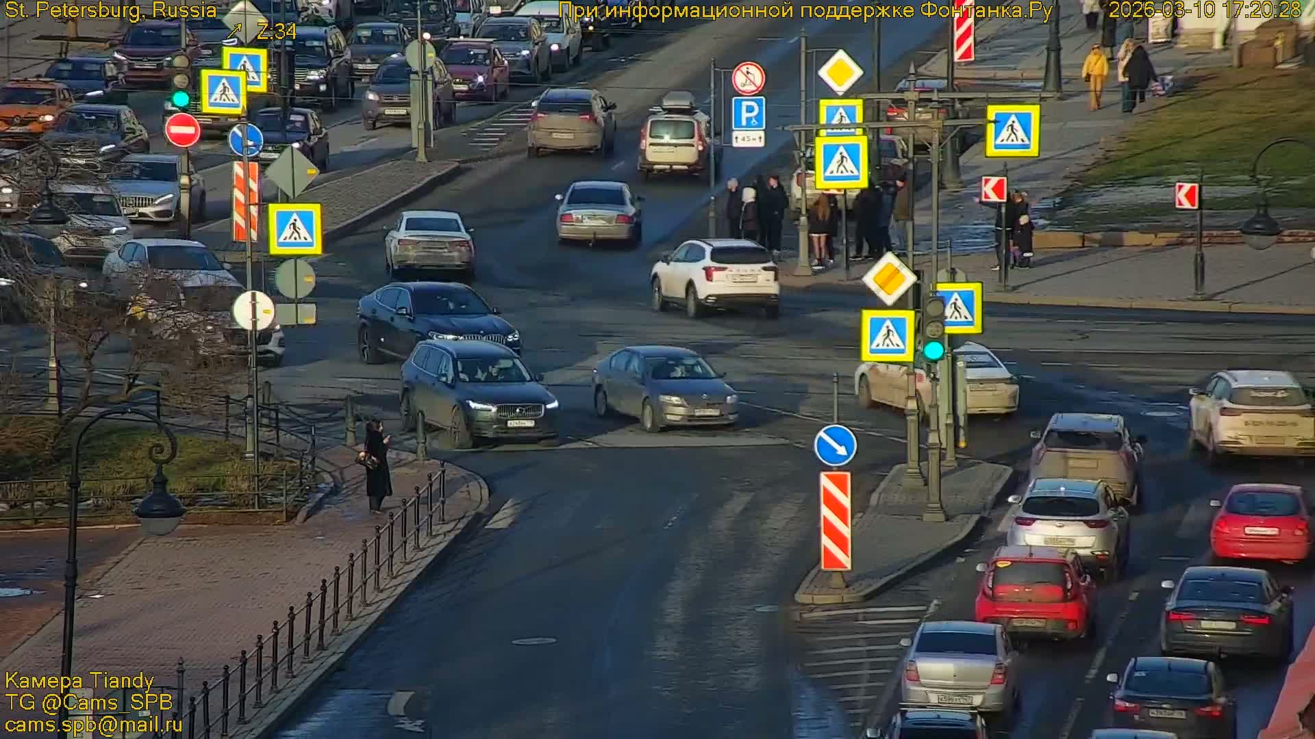 Bronze Horseman (Mednyy Vsadnik) & Saint Isaac Cathedral (Isaakiyevskiy Sobor) from Senate Square  Live Cam - Admiralteysky Okrug, Admiralteysky, Saint Petersburg, Northwestern (Severo-Zapadnyy), Russia 