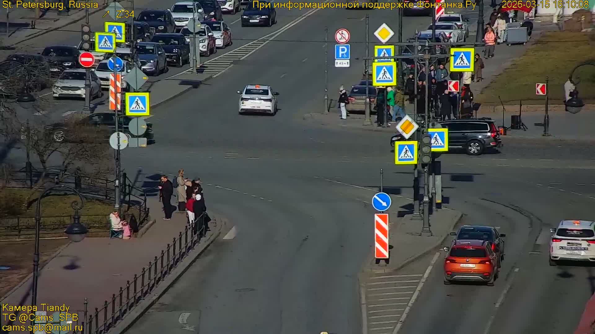 Bronze Horseman (Mednyy Vsadnik) & Saint Isaac Cathedral (Isaakiyevskiy Sobor) from Senate Square  Live Cam - Admiralteysky Okrug, Admiralteysky, Saint Petersburg, Northwestern (Severo-Zapadnyy), Russia 