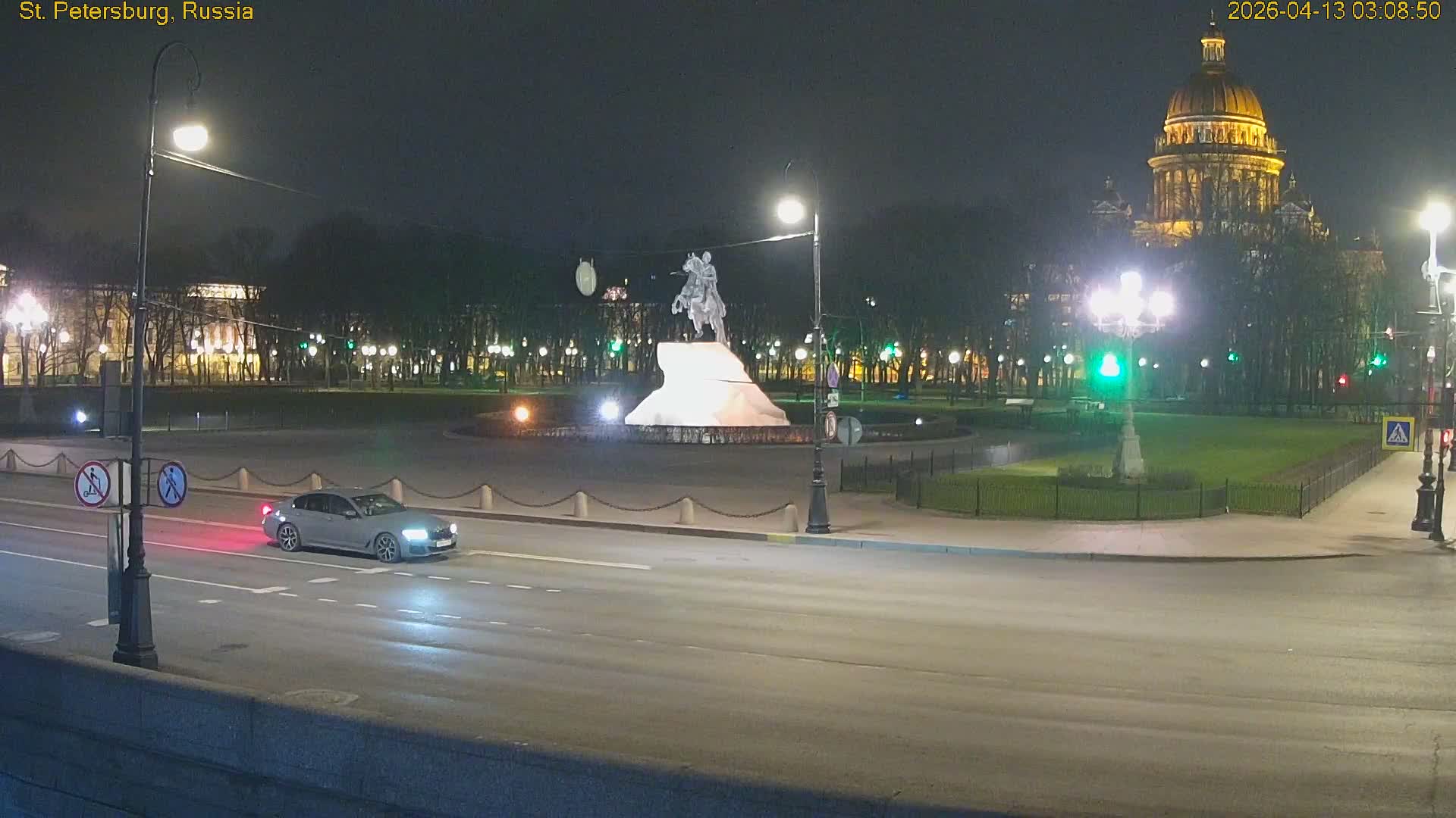 Bronze Horseman (Mednyy Vsadnik) & Saint Isaac Cathedral (Isaakiyevskiy Sobor) from Senate Square  Live Cam - Admiralteysky Okrug, Admiralteysky, Saint Petersburg, Northwestern (Severo-Zapadnyy), Russia 