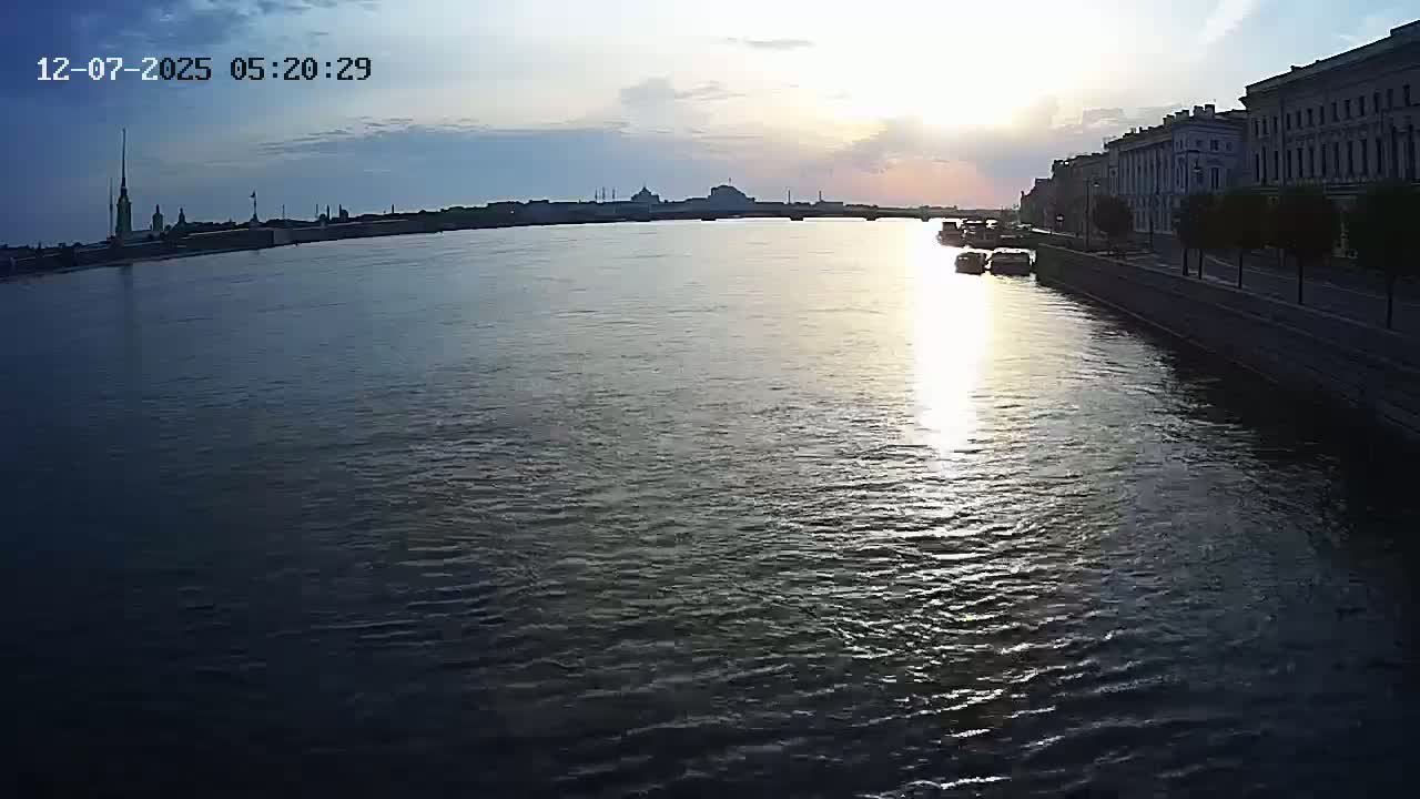 Reka Neva River Shipspotting Live Cam - Dvortsovy, Tsentralny, Saint Petersburg, Northwestern (Severo-Zapadnyy), Russia