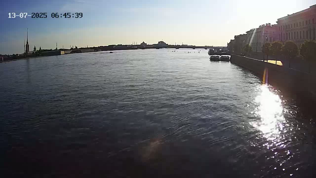 Reka Neva River Shipspotting Live Cam - Dvortsovy, Tsentralny, Saint Petersburg, Northwestern (Severo-Zapadnyy), Russia