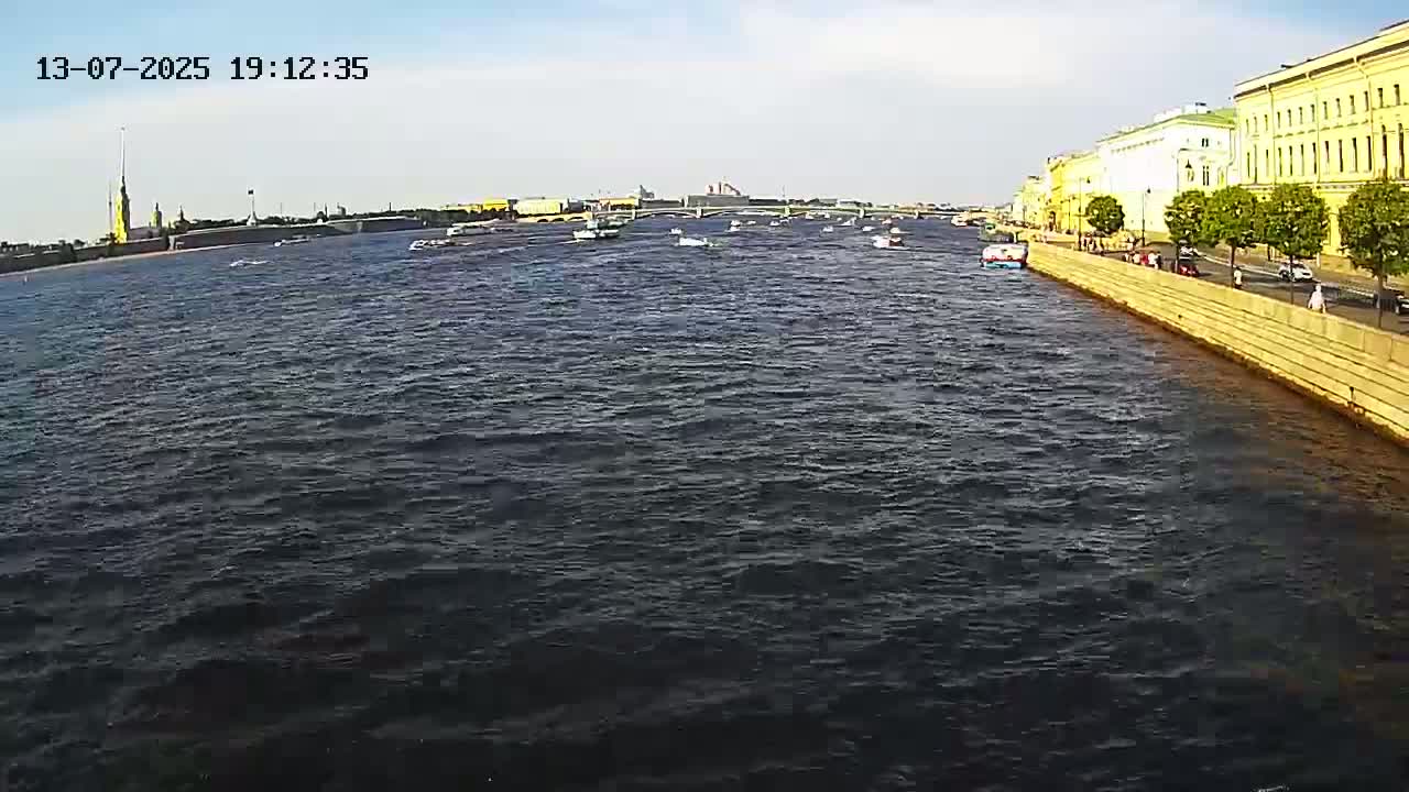 Reka Neva River Shipspotting Live Cam - Dvortsovy, Tsentralny, Saint Petersburg, Northwestern (Severo-Zapadnyy), Russia